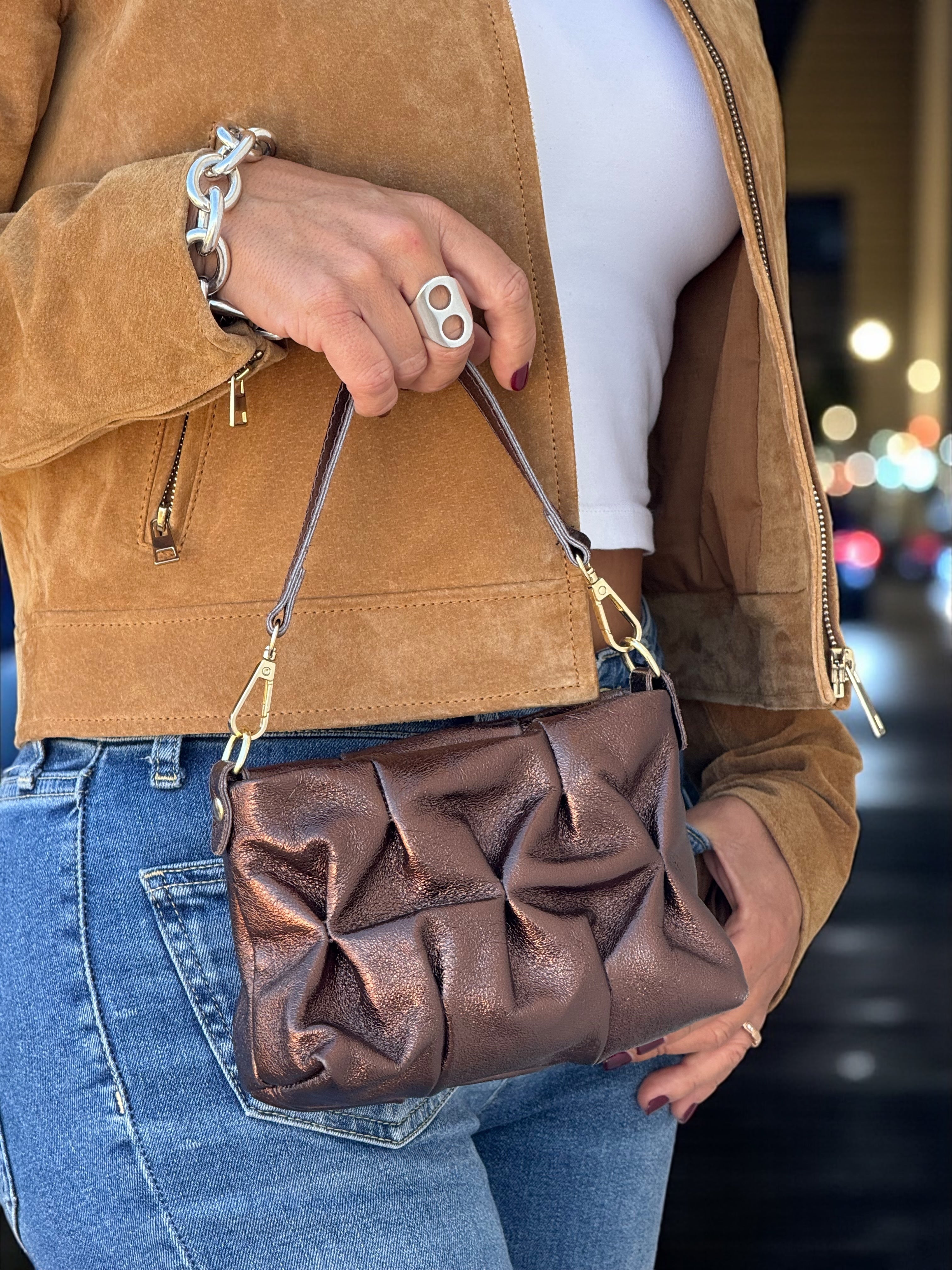 Mini Clutch fruncido bronce de cuero italiano