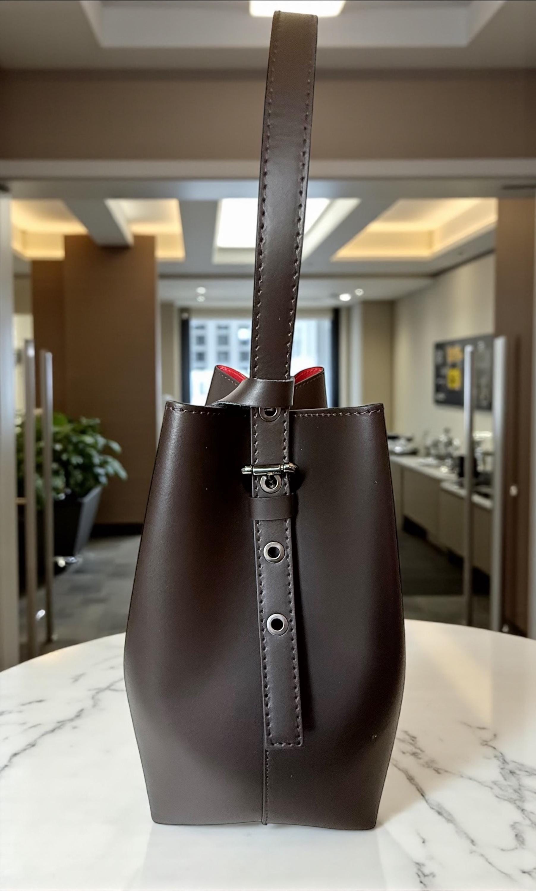 Elegante bolso tote de piel italiana: forma vertical estructurada, interior rojo y una sola asa. Ideal para el trabajo o la ciudad.