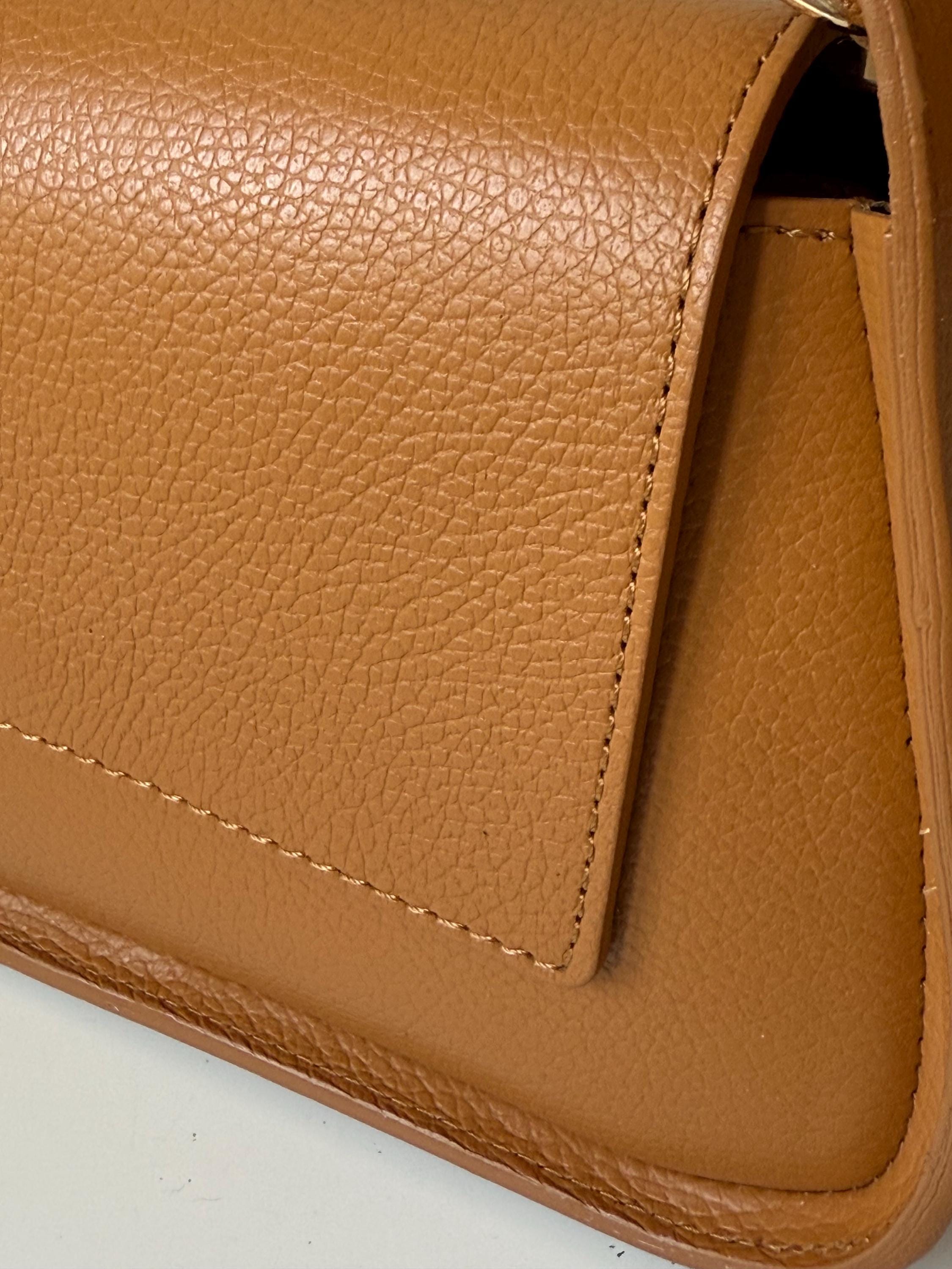 Sillín estructurado en cuero granulado