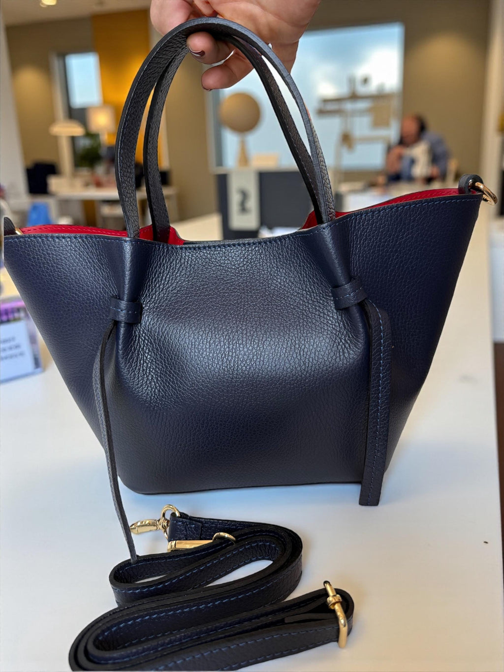 Bolso shopper trapezoidal de cuero azul marino