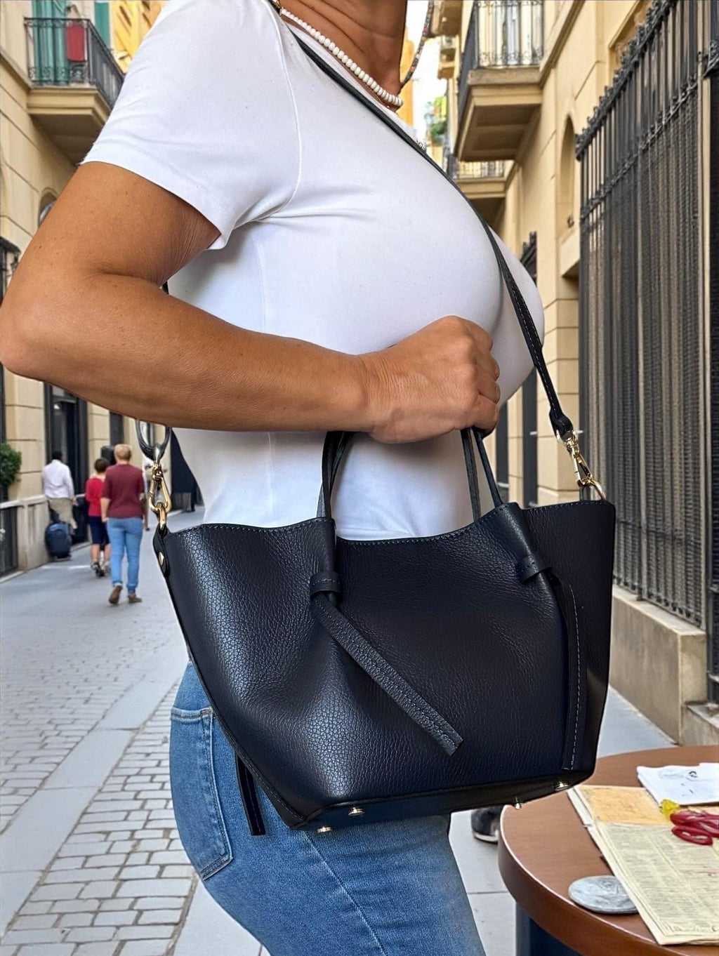 Bolso shopper trapezoidal de cuero azul marino