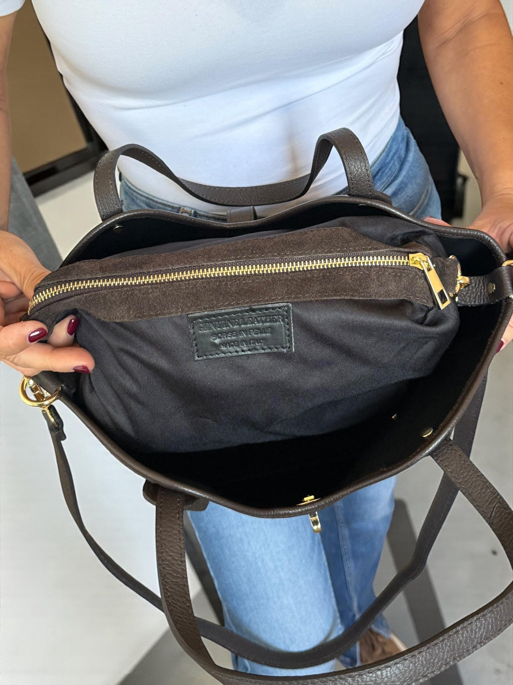 Shopper trapezoidal marrón de ante y piel