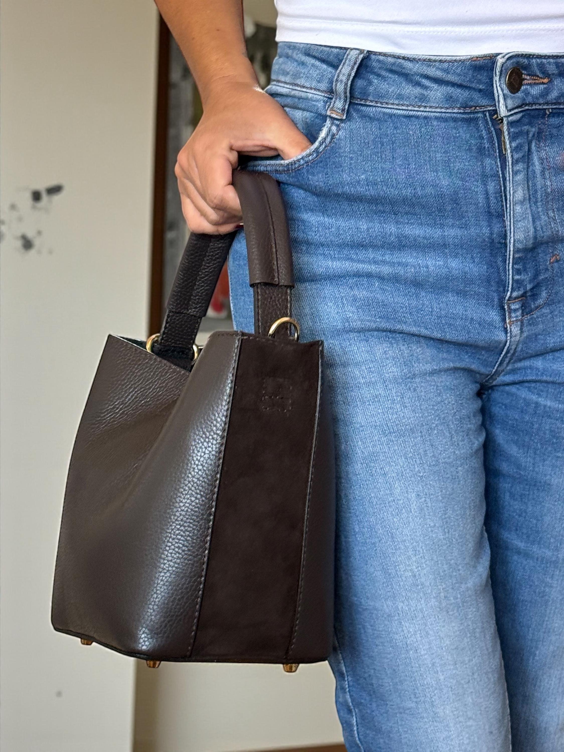 Bolso de mano marrón chocolate de piel y ante Pebble