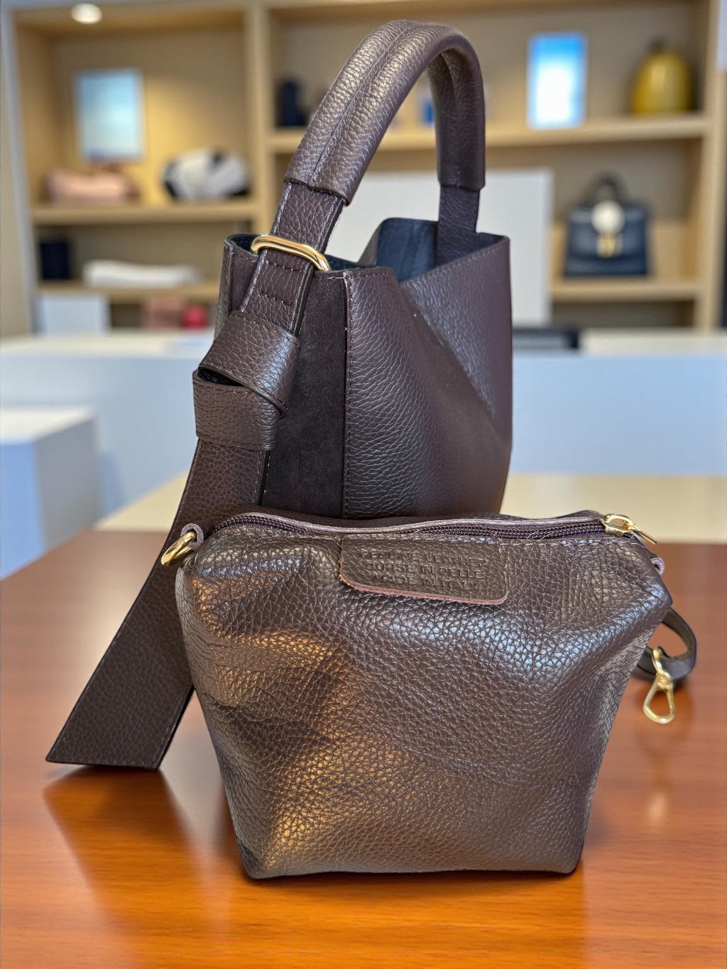 Bolso de mano marrón chocolate de piel y ante Pebble