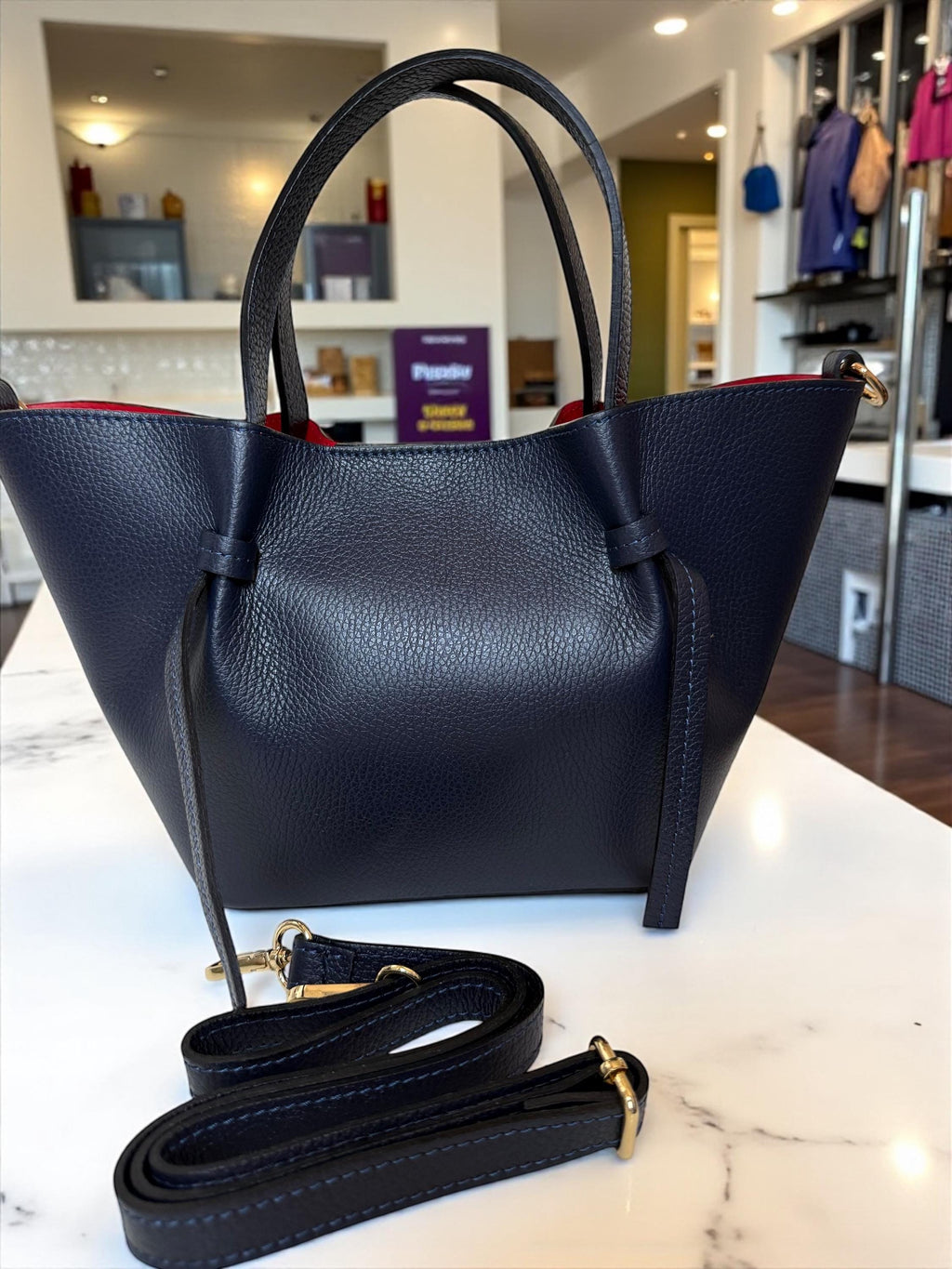 Bolso shopper trapezoidal de cuero azul marino