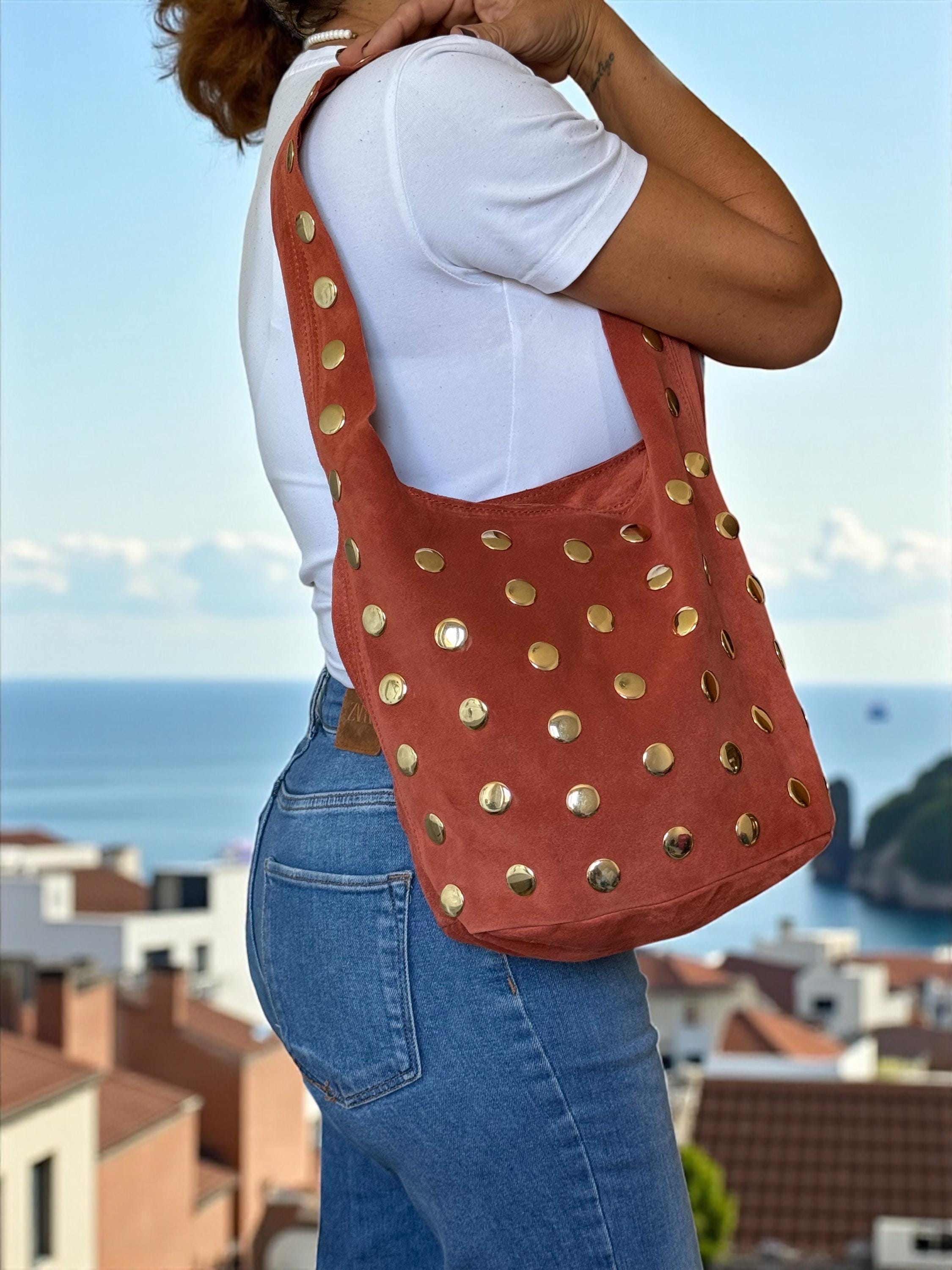 Bolso de hombro de ante extra suave con tachuelas doradas –