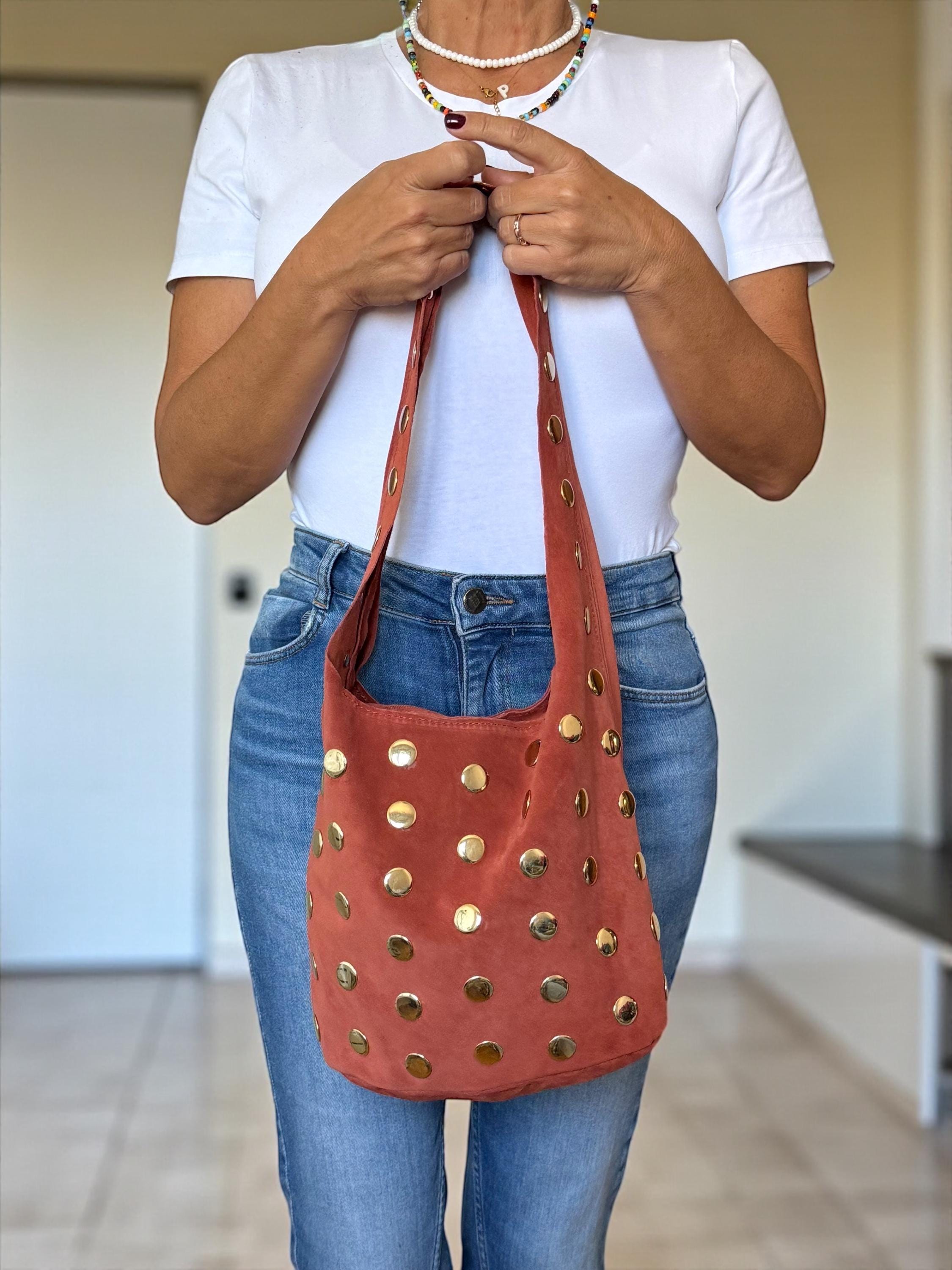 Bolso de hombro de ante extra suave con tachuelas doradas –