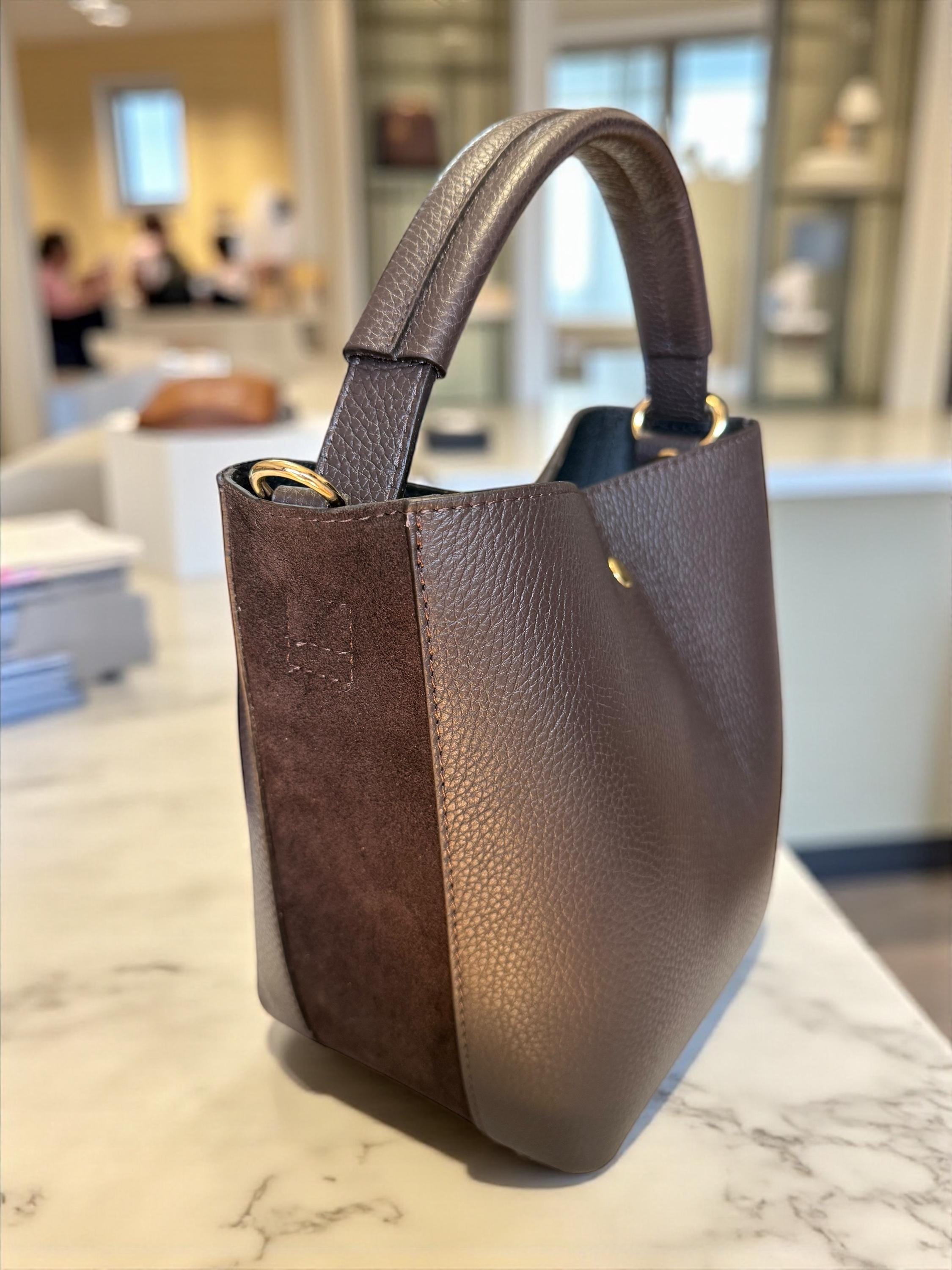 Bolso de mano marrón chocolate de piel y ante Pebble