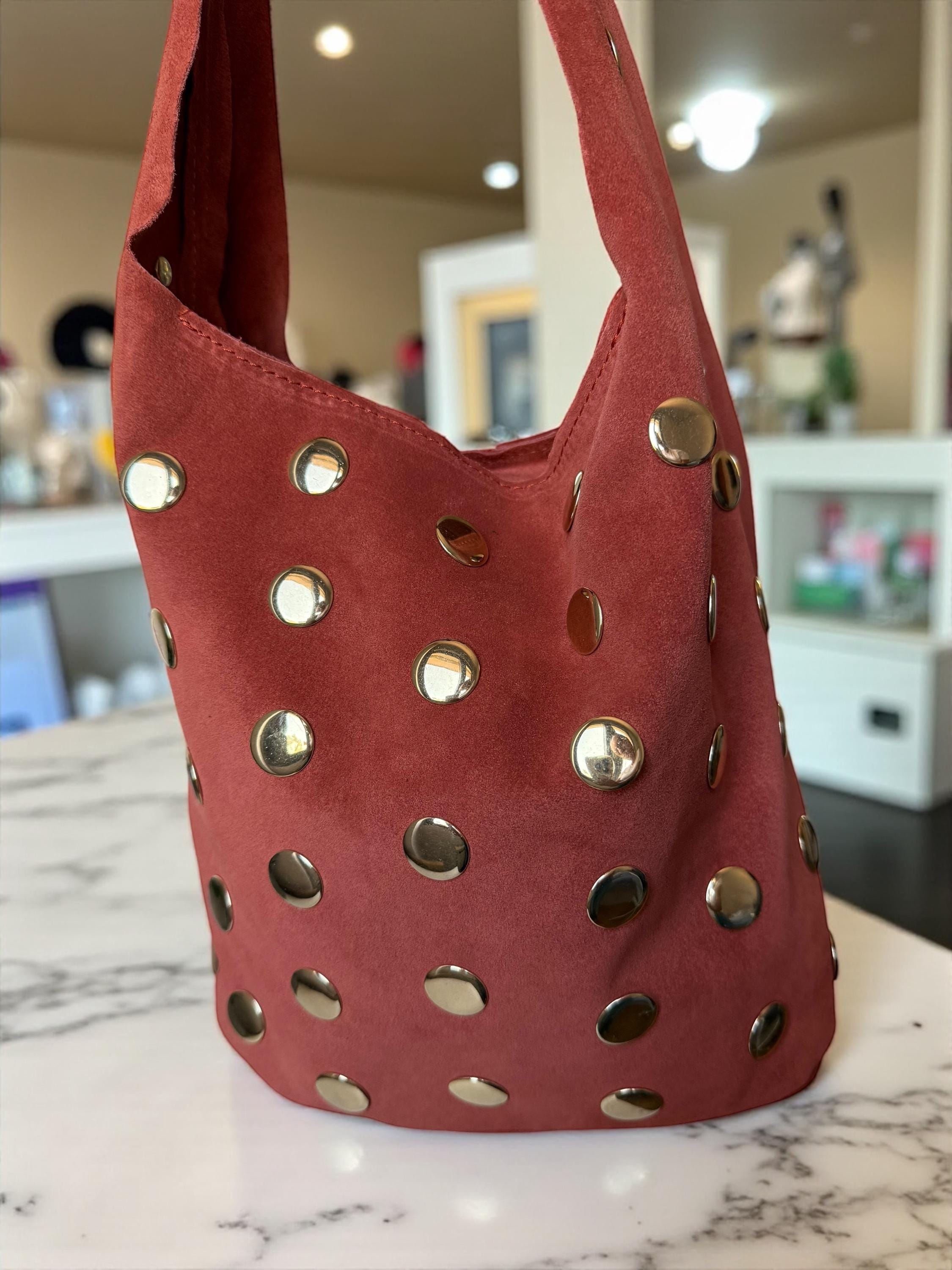 Bolso de hombro de ante extra suave con tachuelas doradas –