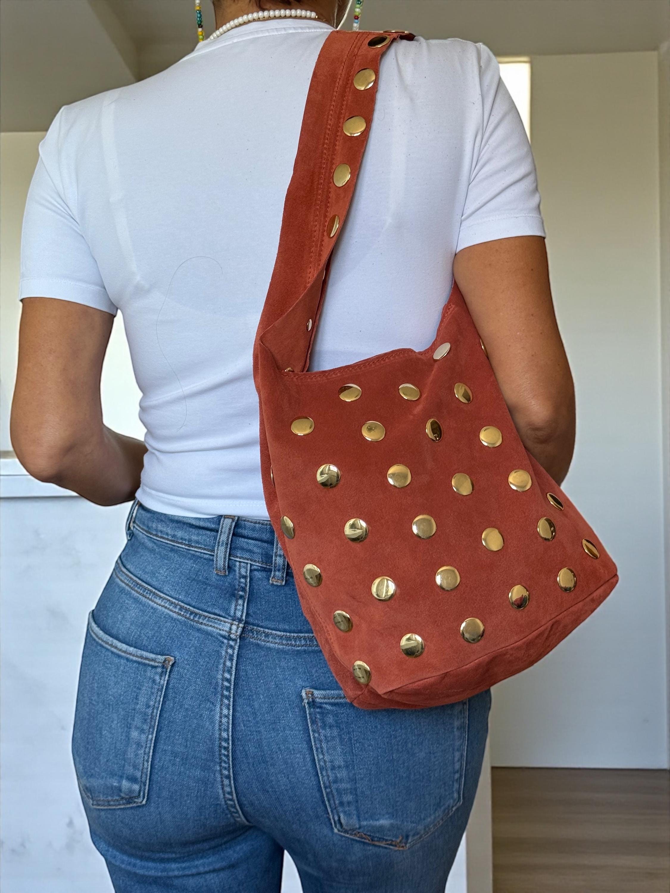 Bolso de hombro de ante extra suave con tachuelas doradas –