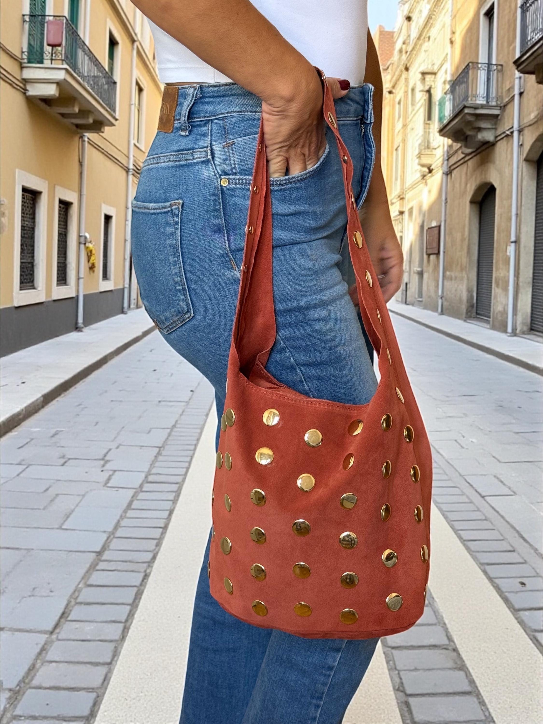 Bolso de hombro de ante extra suave con tachuelas doradas –