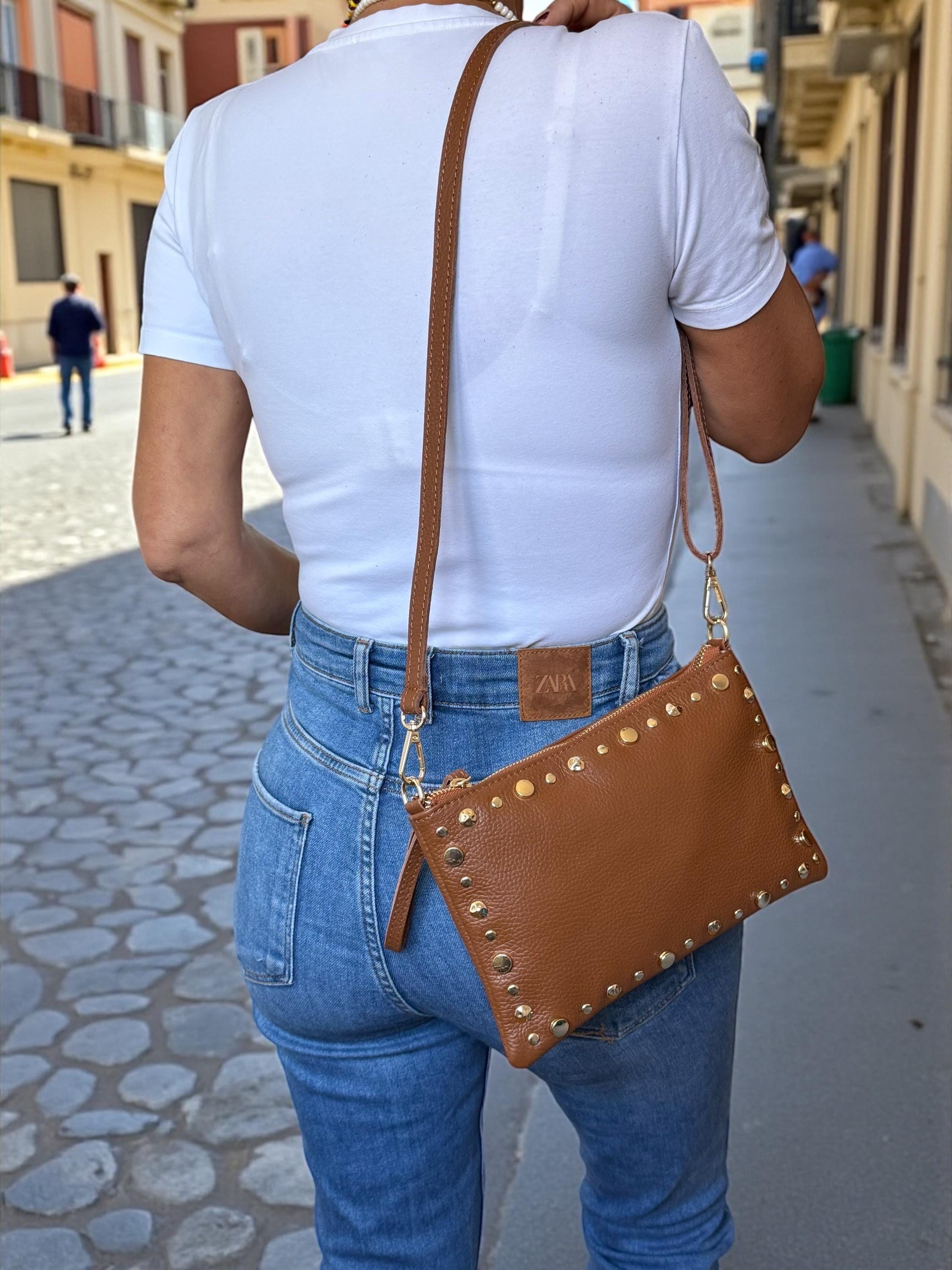 Clutch de piel granulada marrón camel con ribete dorado y tachuelas