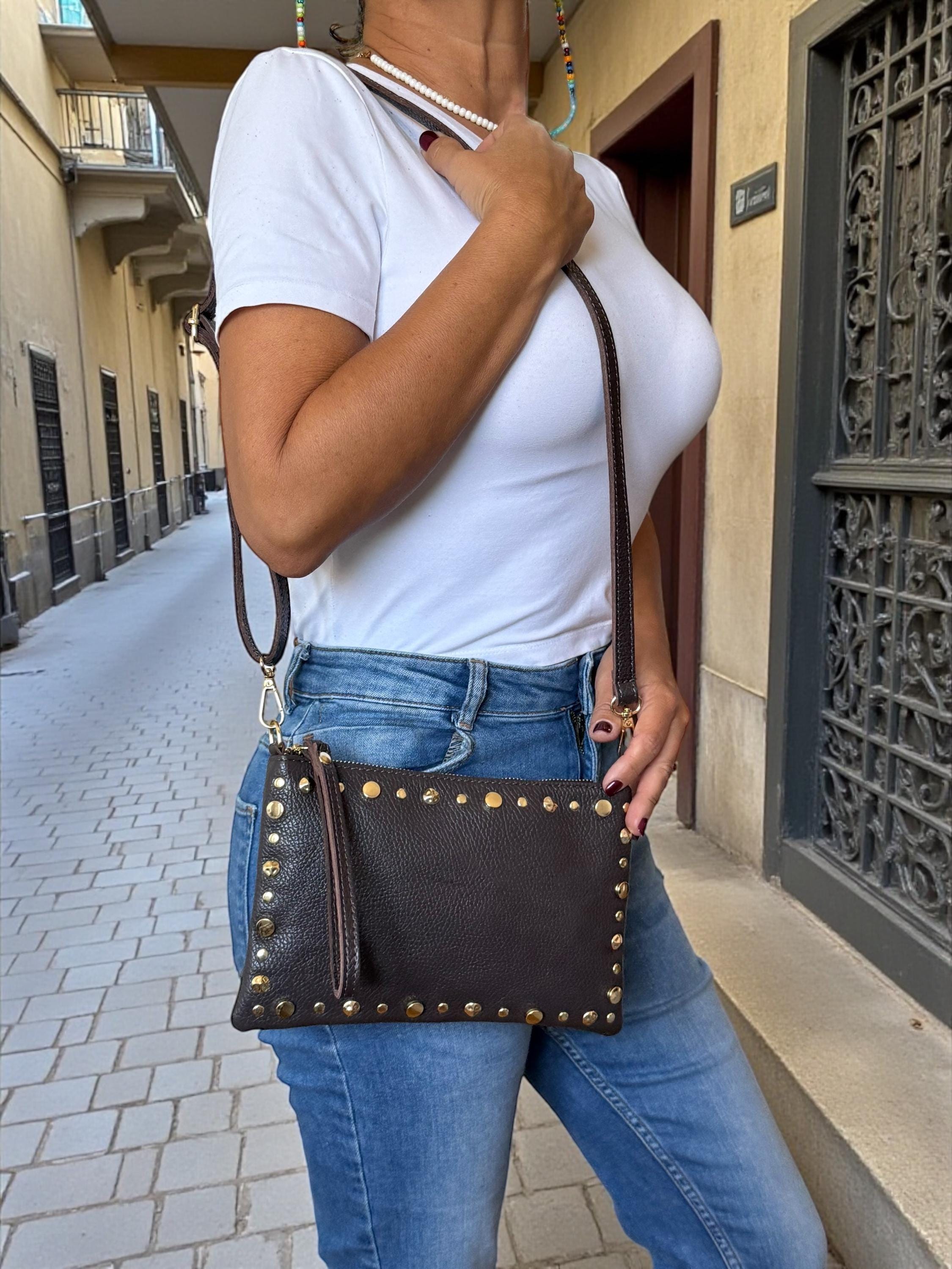 Clutch de piel granulada marrón camel con ribete dorado y tachuelas