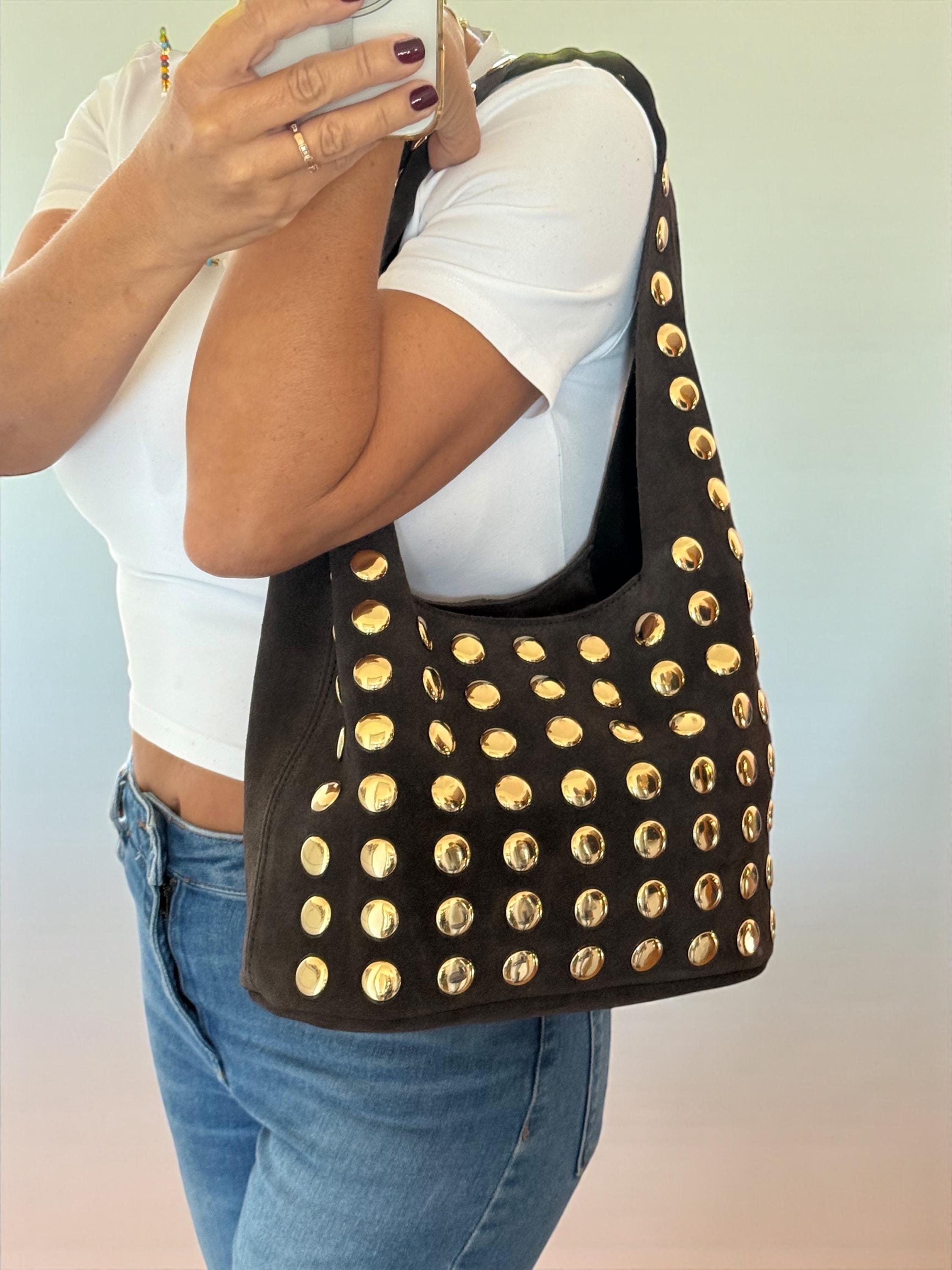 Bolso de hombro de ante extra suave con tachuelas doradas