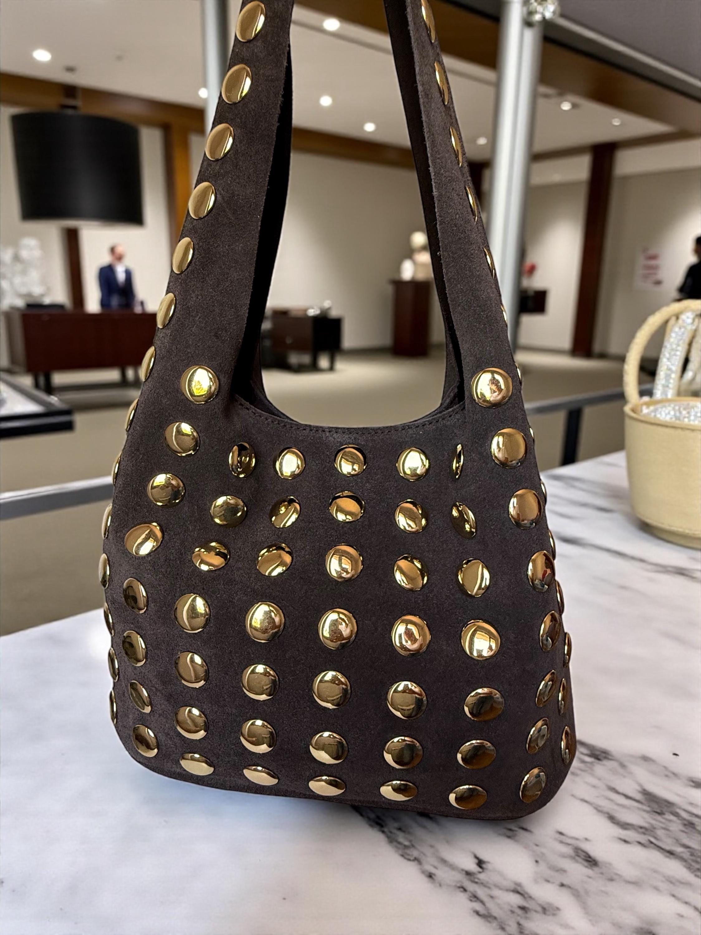 Bolso de hombro de ante extra suave con tachuelas doradas