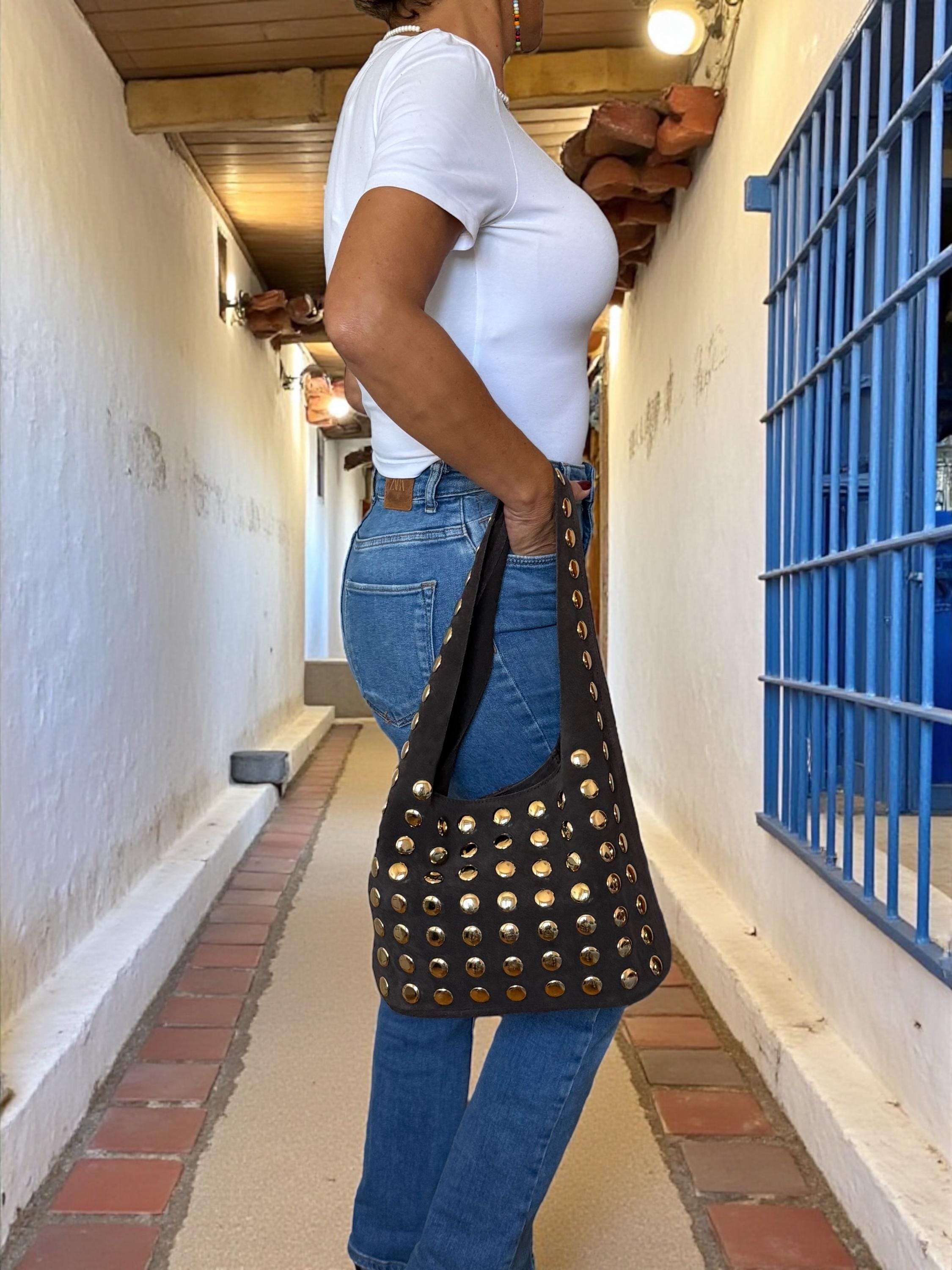 Bolso de hombro de ante extra suave con tachuelas doradas