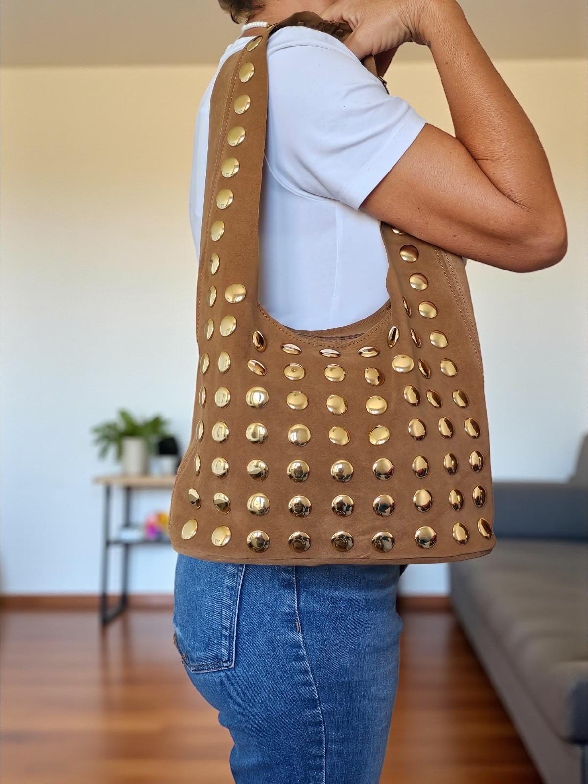 Bolso de hombro extra suave y flexible de ante con tachuelas doradas