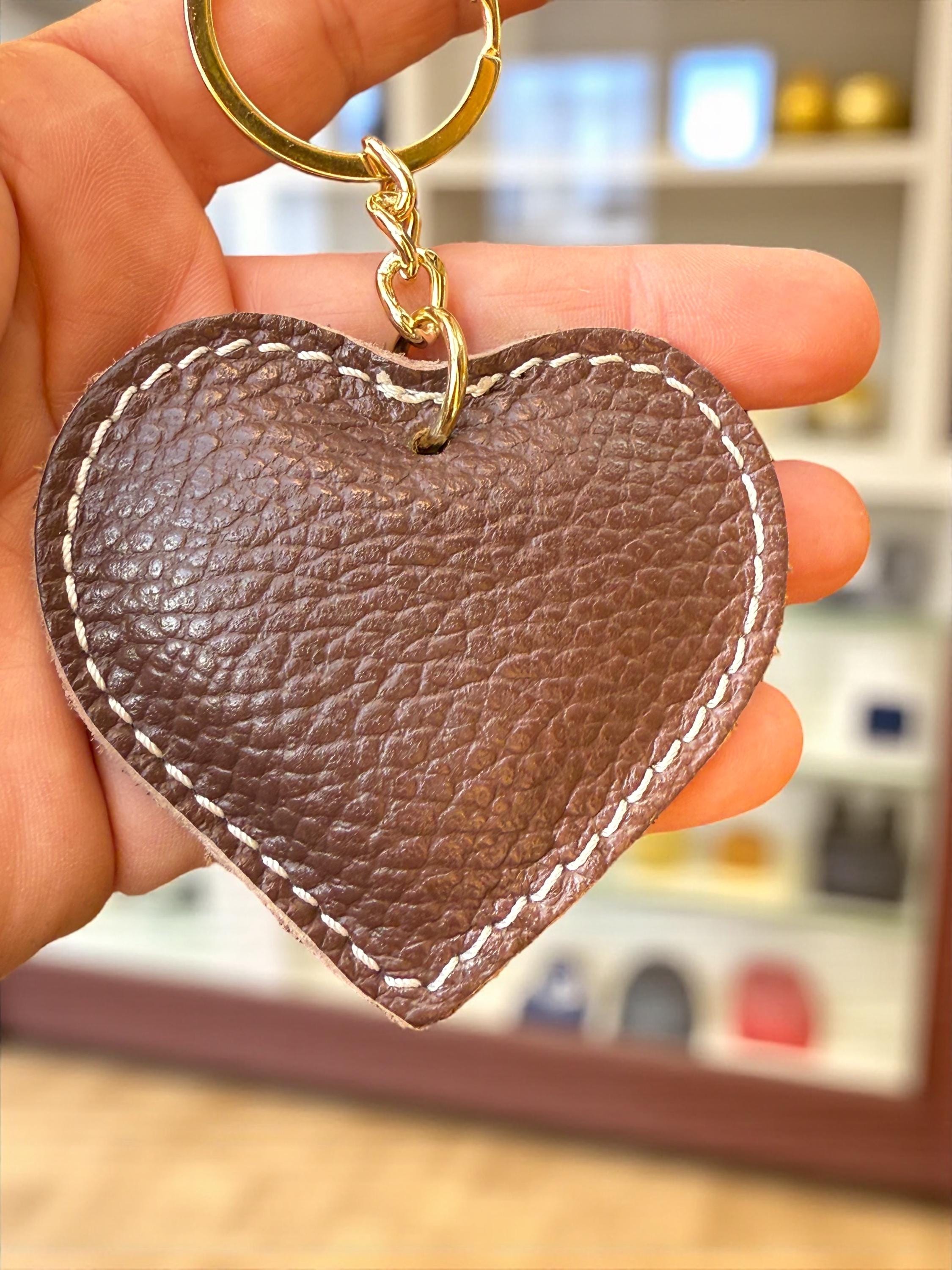 Charm para bolso de cuero con forma de corazón