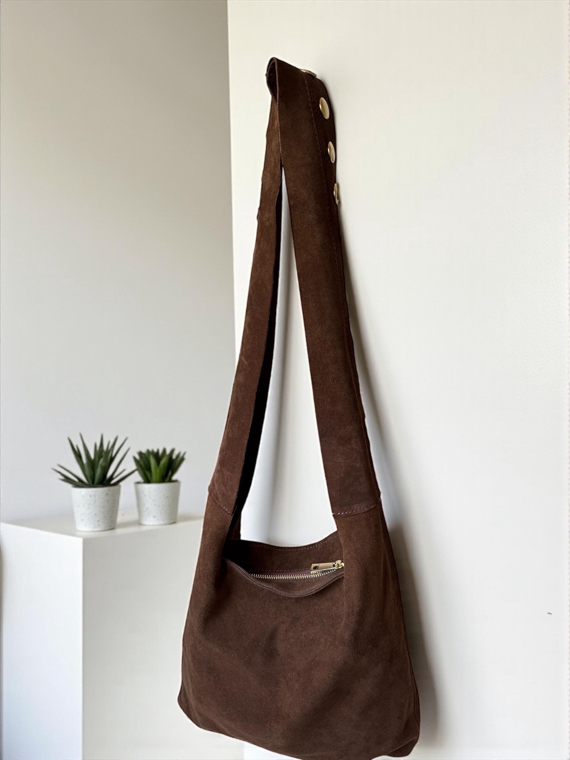 Bolso de hombro grande de ante con tachuelas ultrasuave