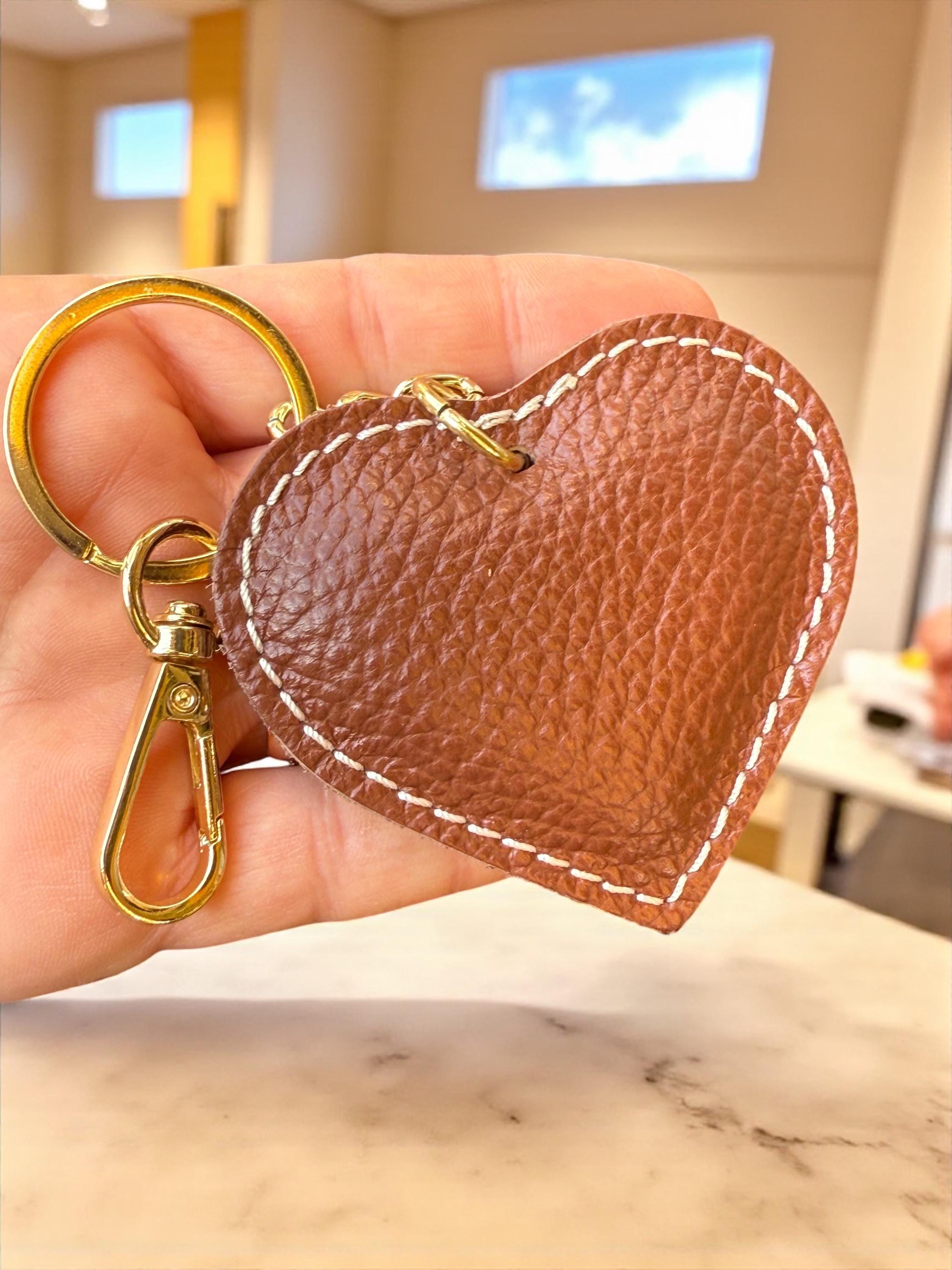 Charm para bolso de cuero con forma de corazón