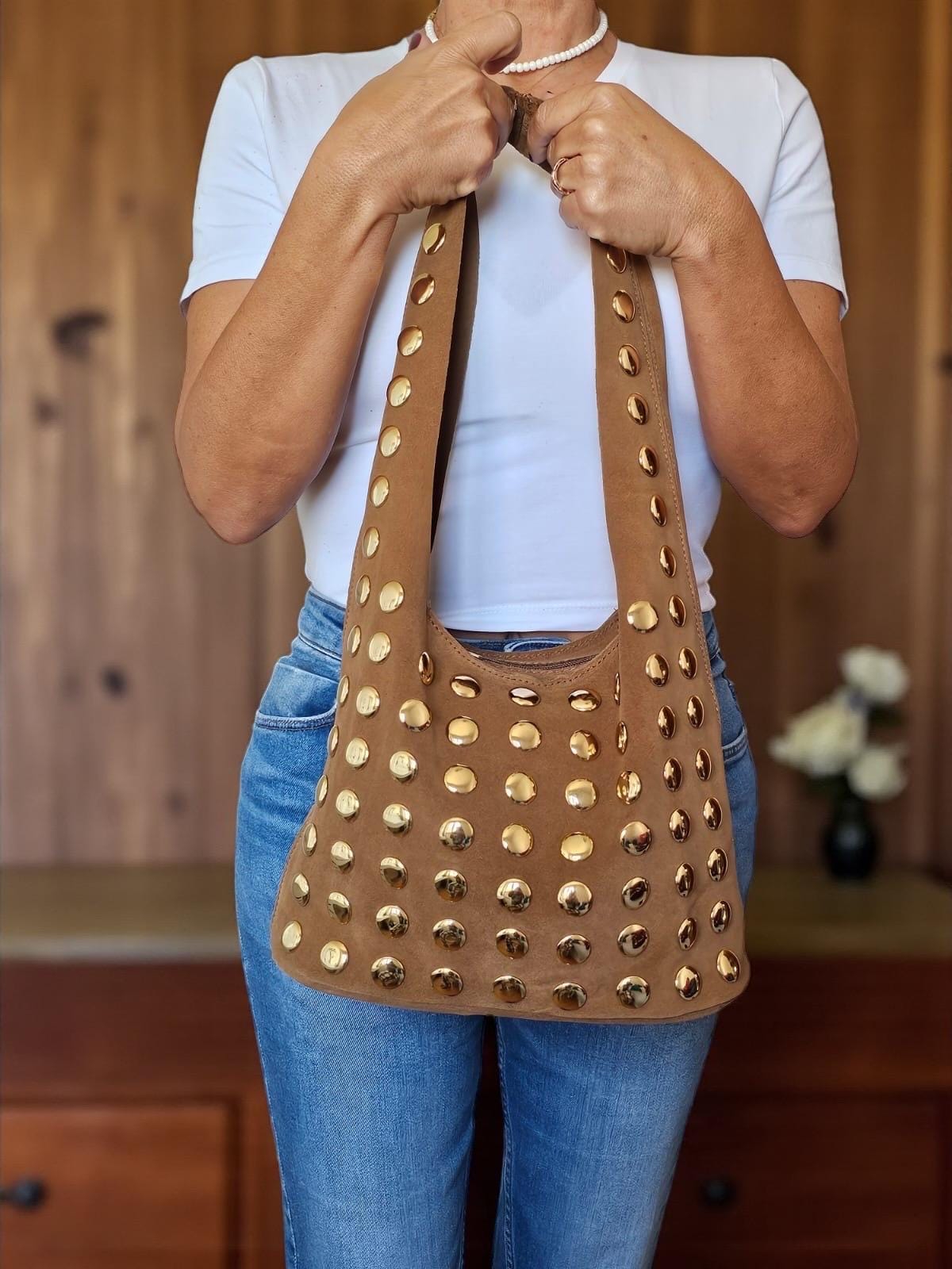 Bolso de hombro de ante extra suave con tachuelas doradas