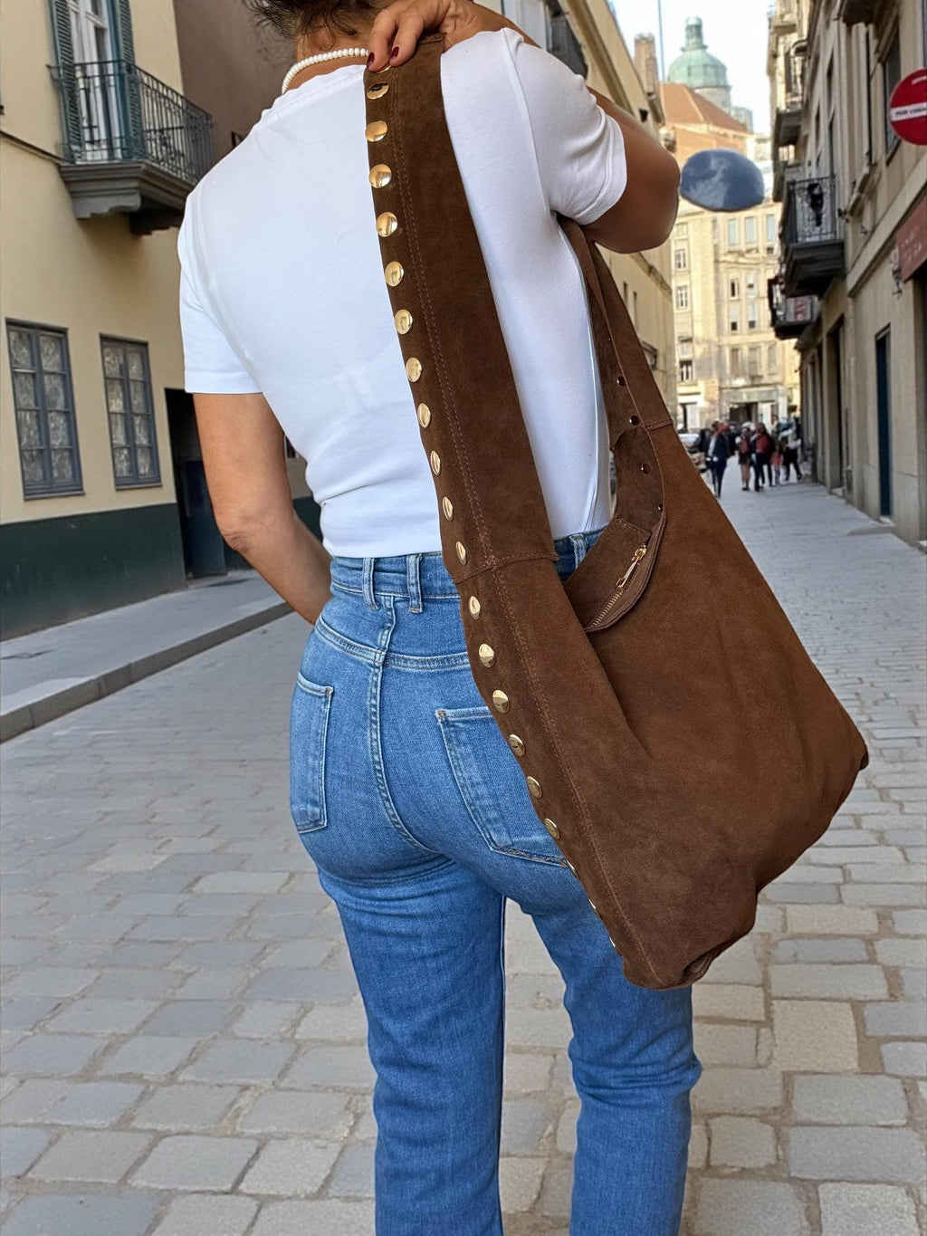 Bolso de hombro grande de ante con tachuelas ultrasuave