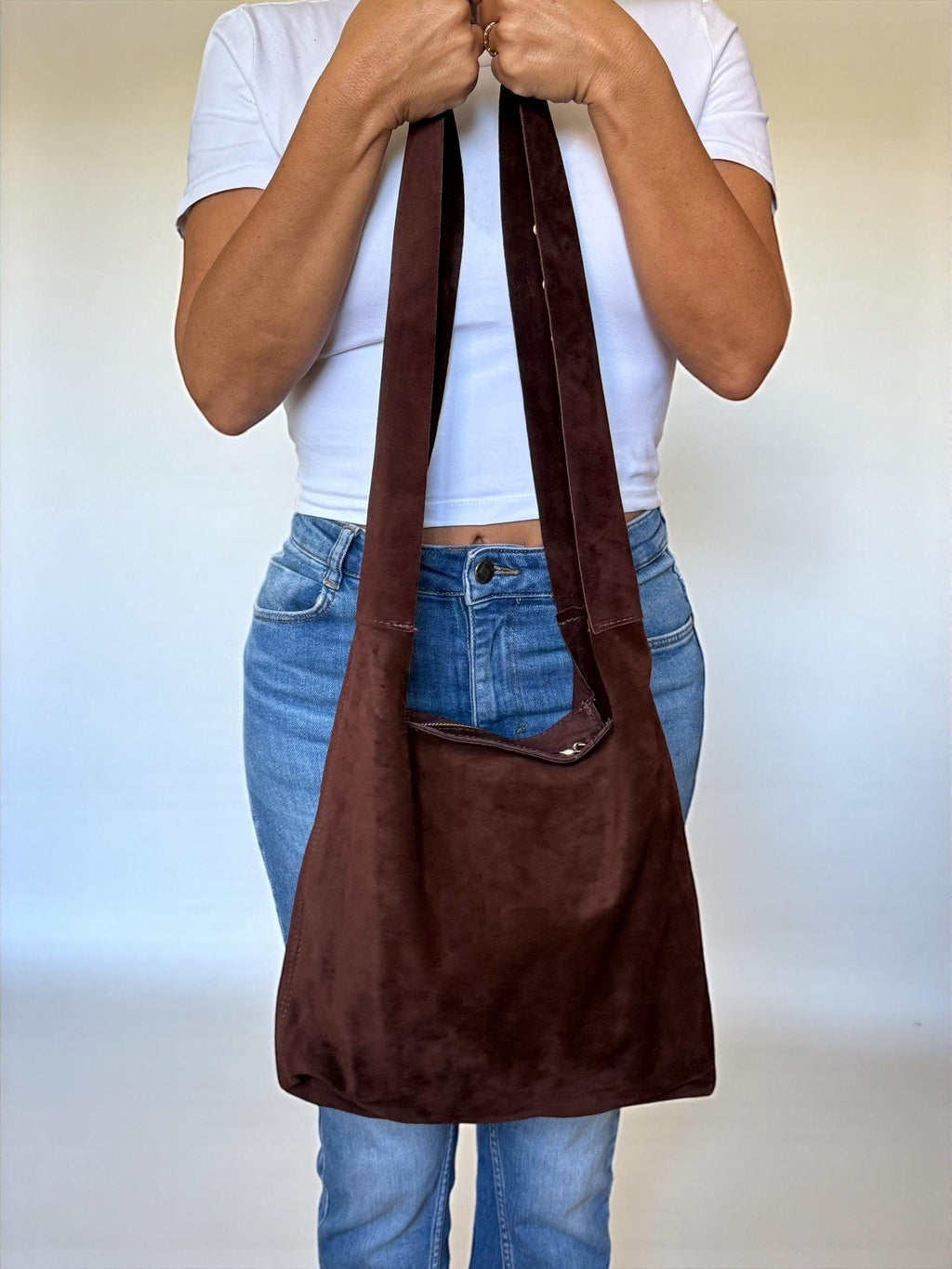 Bolso de hombro grande de ante con tachuelas ultrasuave