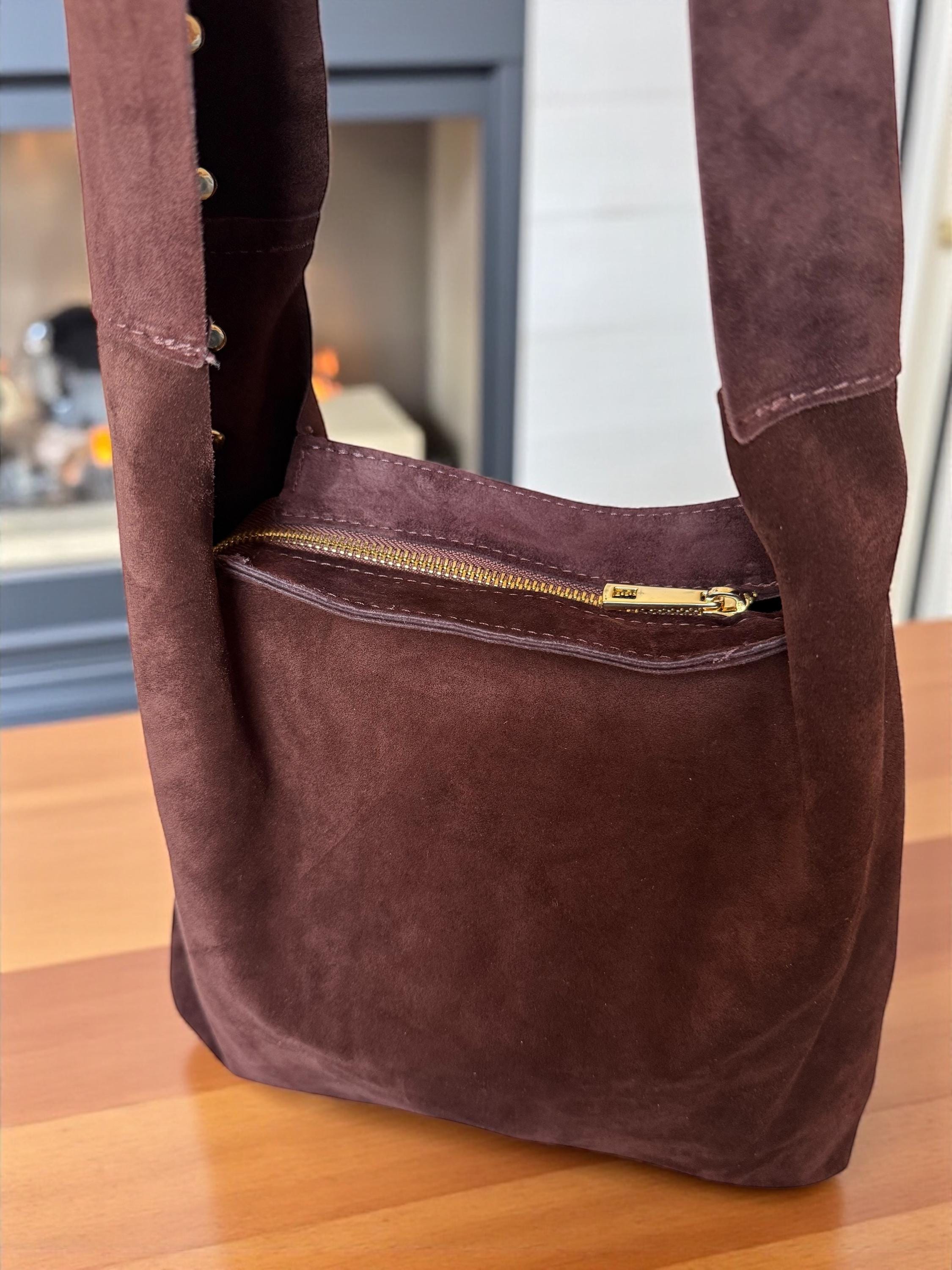 Bolso de hombro grande de ante con tachuelas ultrasuave