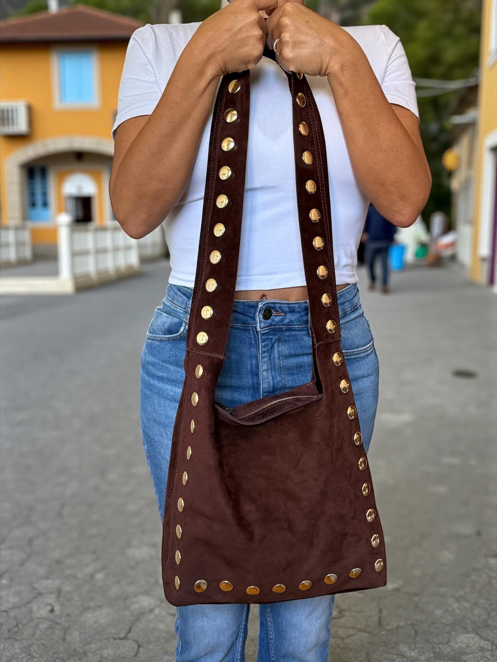 Bolso de hombro grande de ante con tachuelas ultrasuave