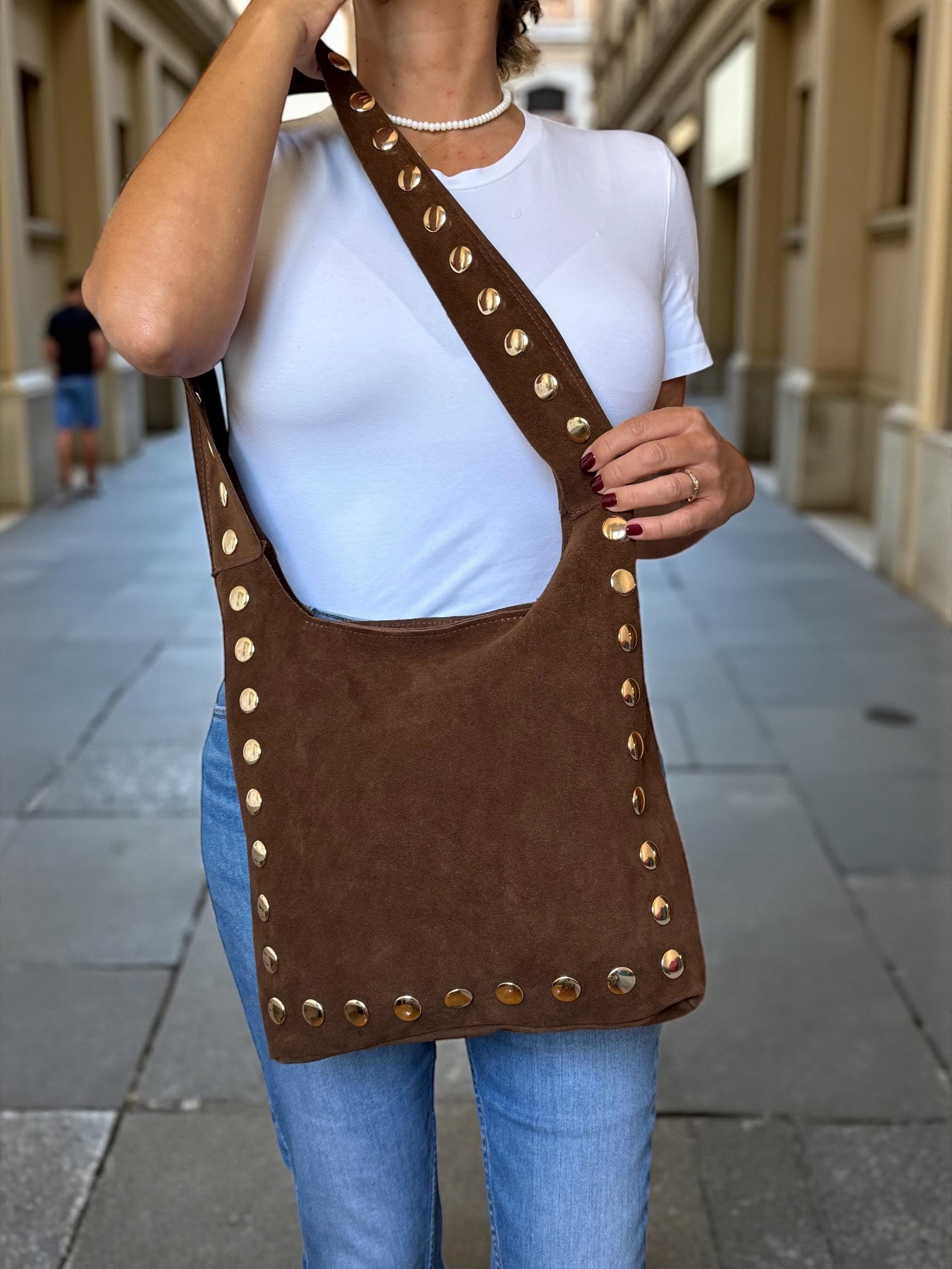 Bolso de hombro grande de ante con tachuelas ultrasuave