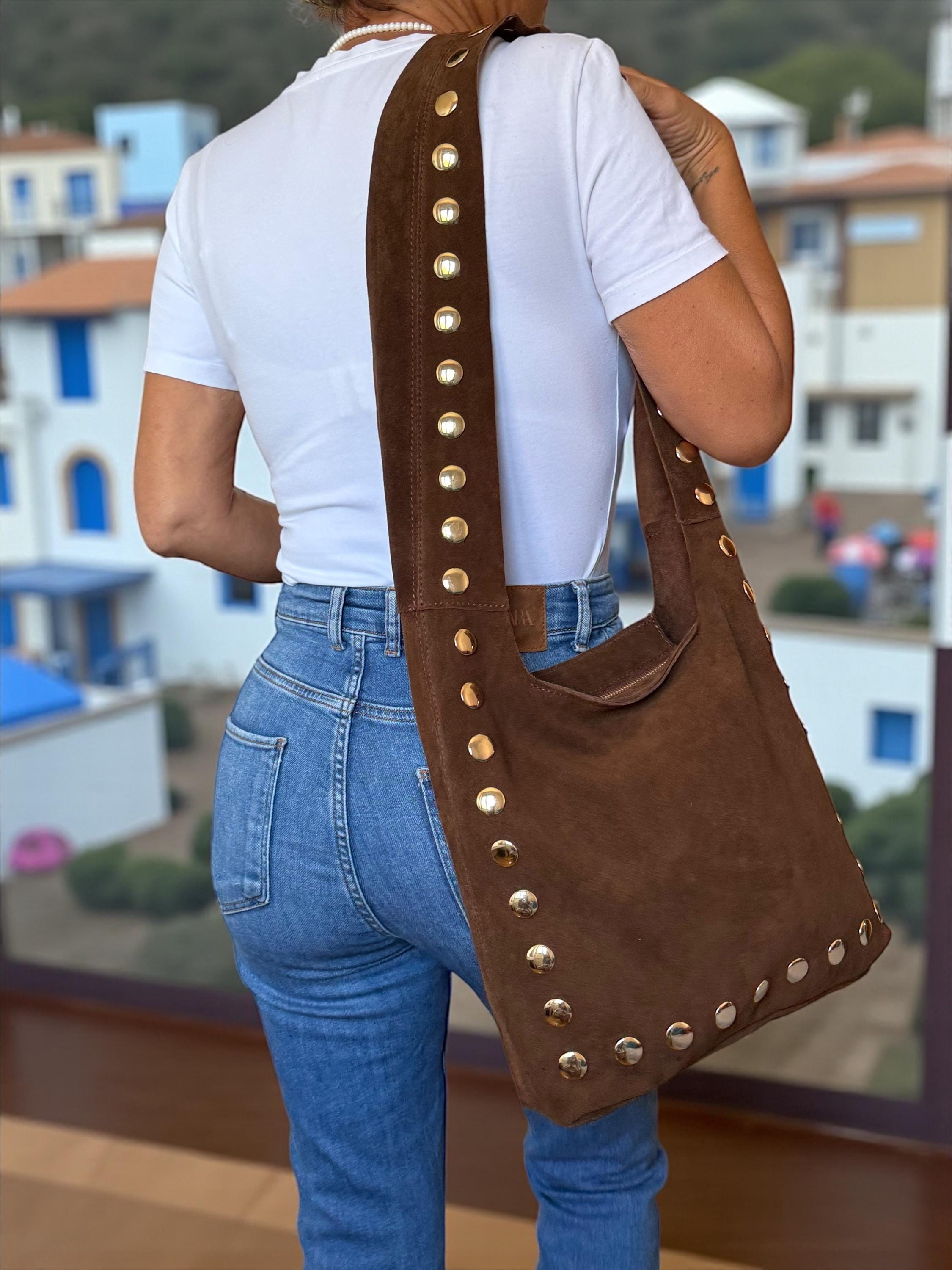 Bolso de hombro grande de ante con tachuelas ultrasuave