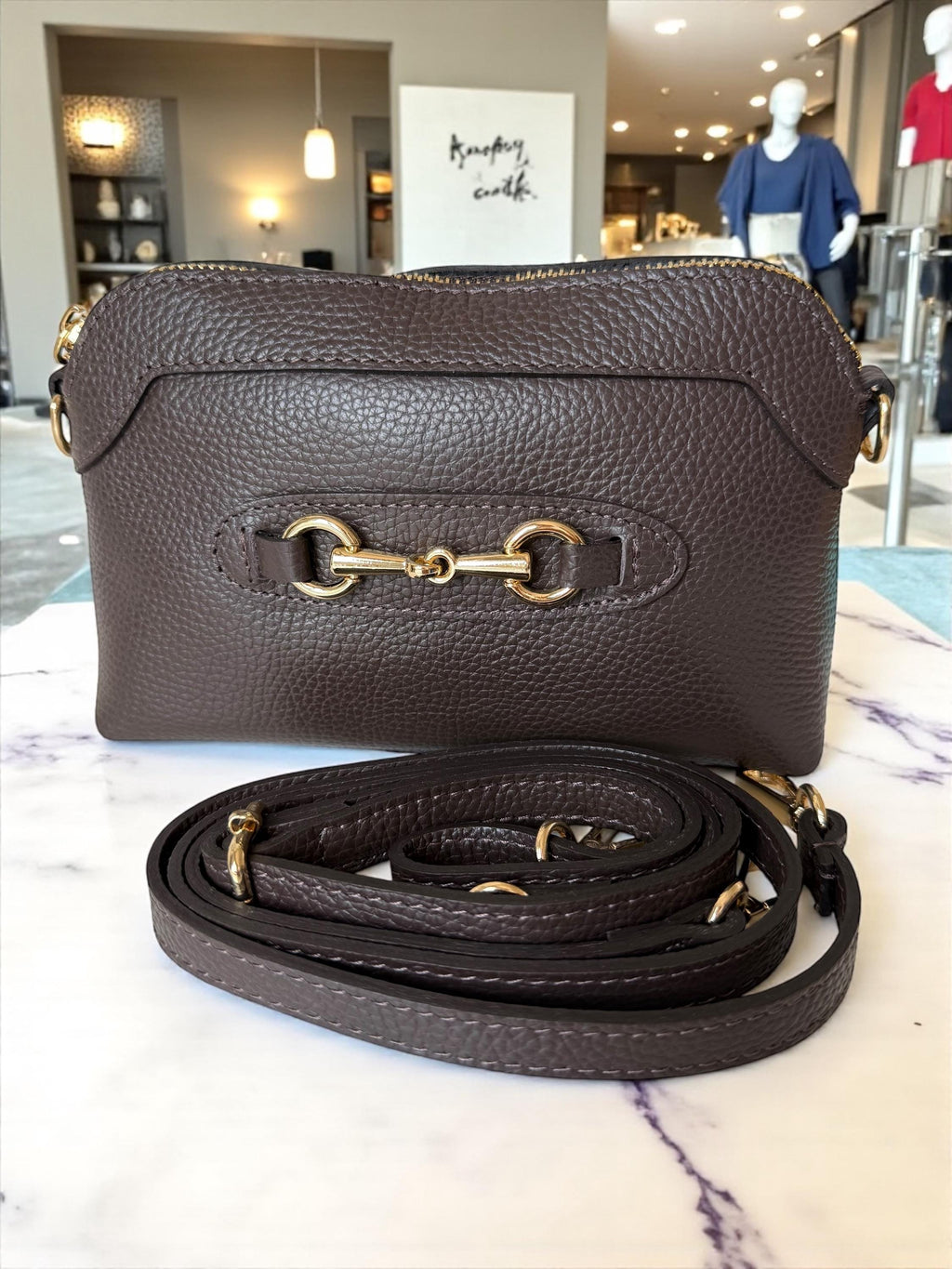 Mini bolso bandolera clásico de piel de guijarro