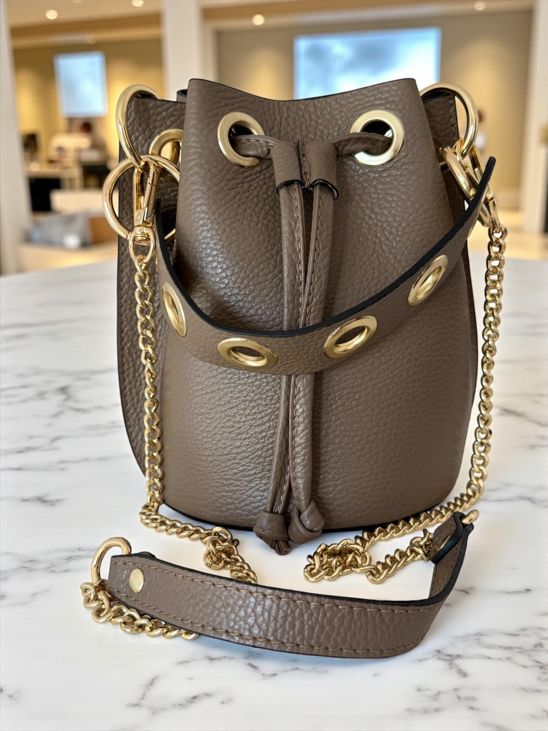 Bolso tipo cubo de piel granulada