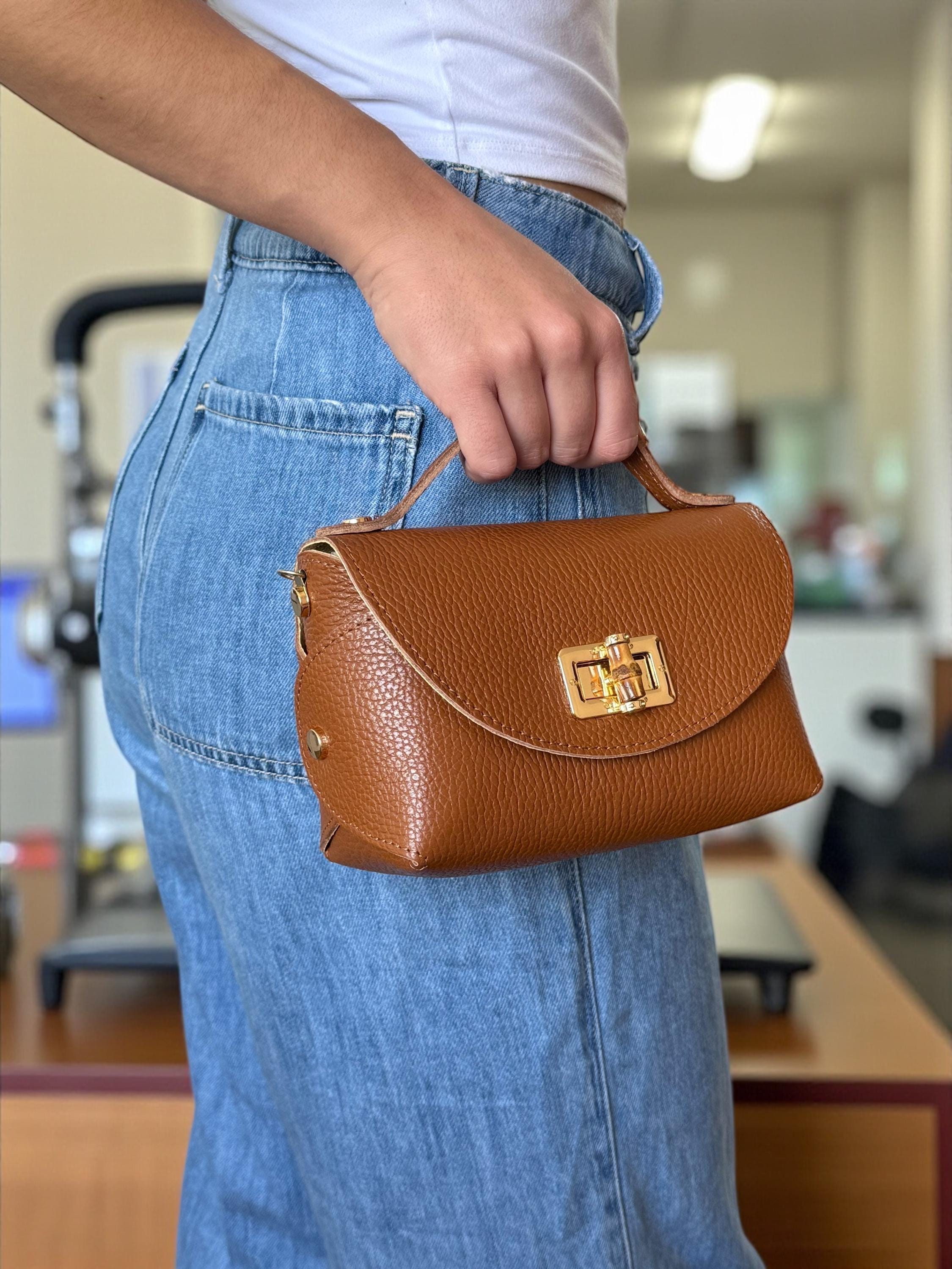 Mini bolso de ante o piel en tonos tierra