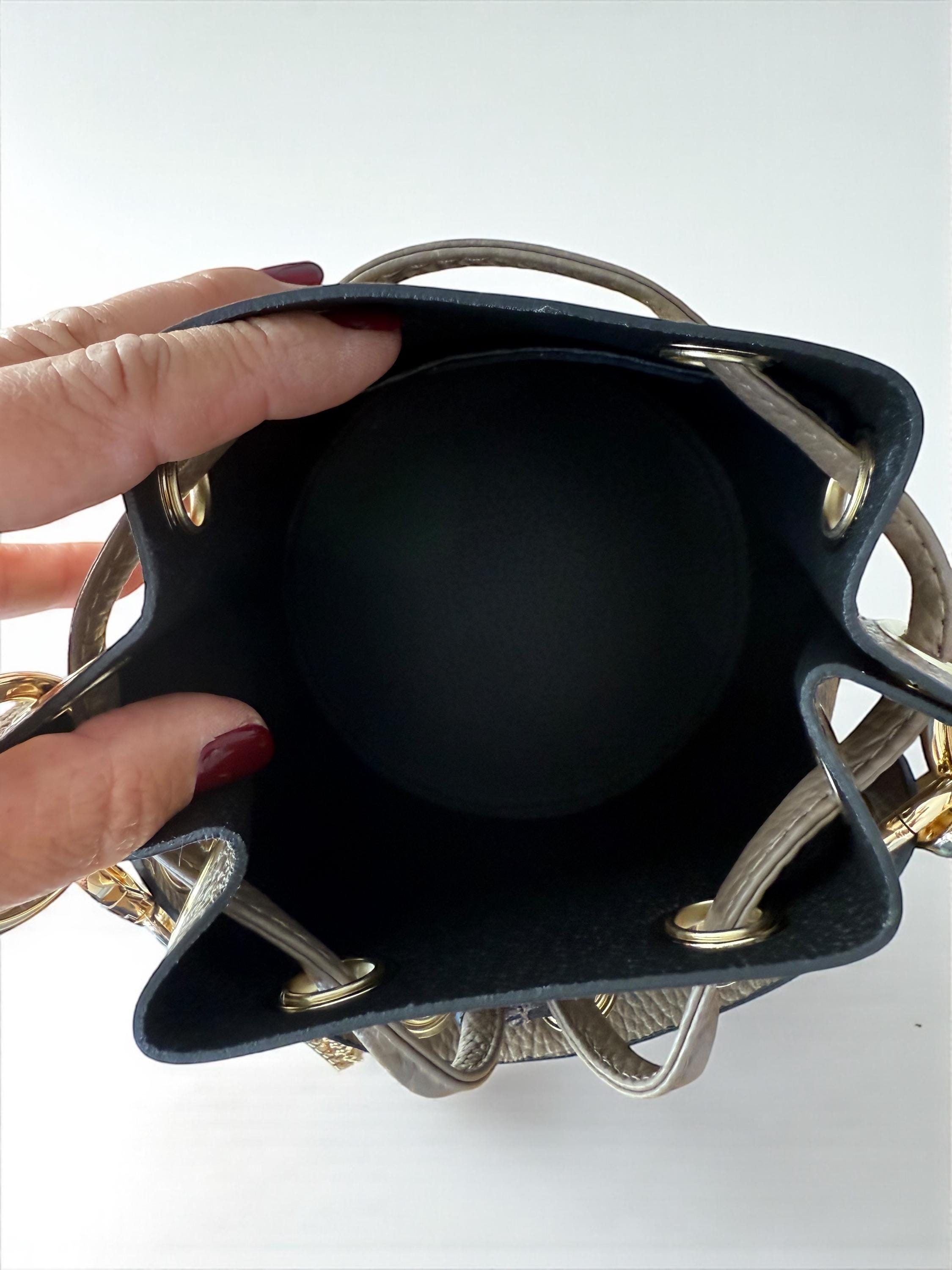Bolso tipo cubo de piel granulada