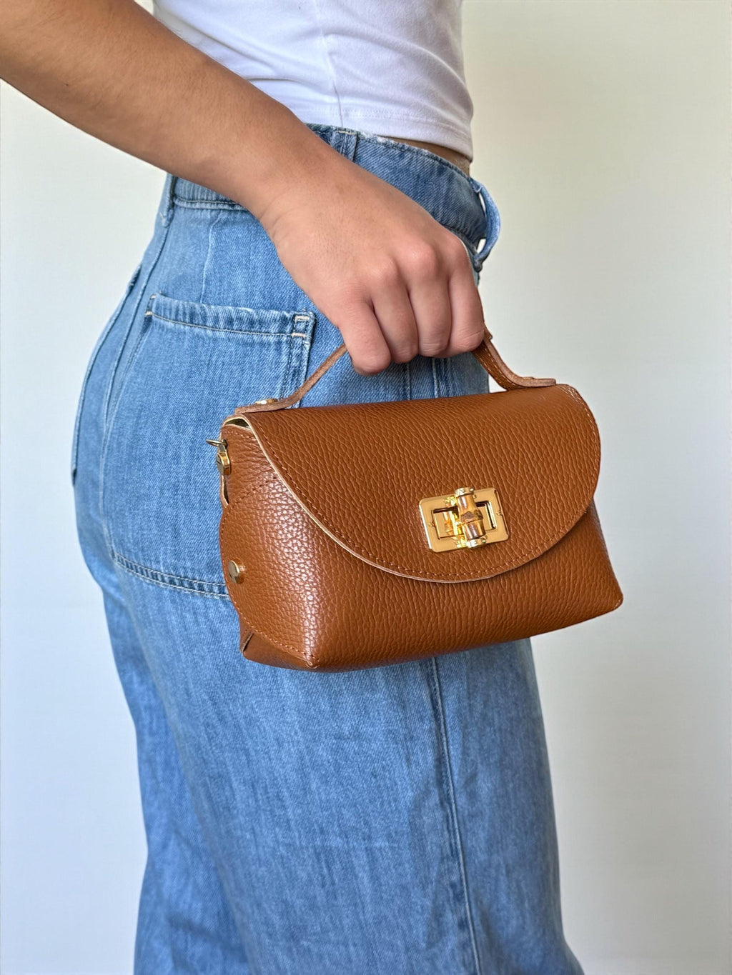 Mini bolso de ante o piel en tonos tierra