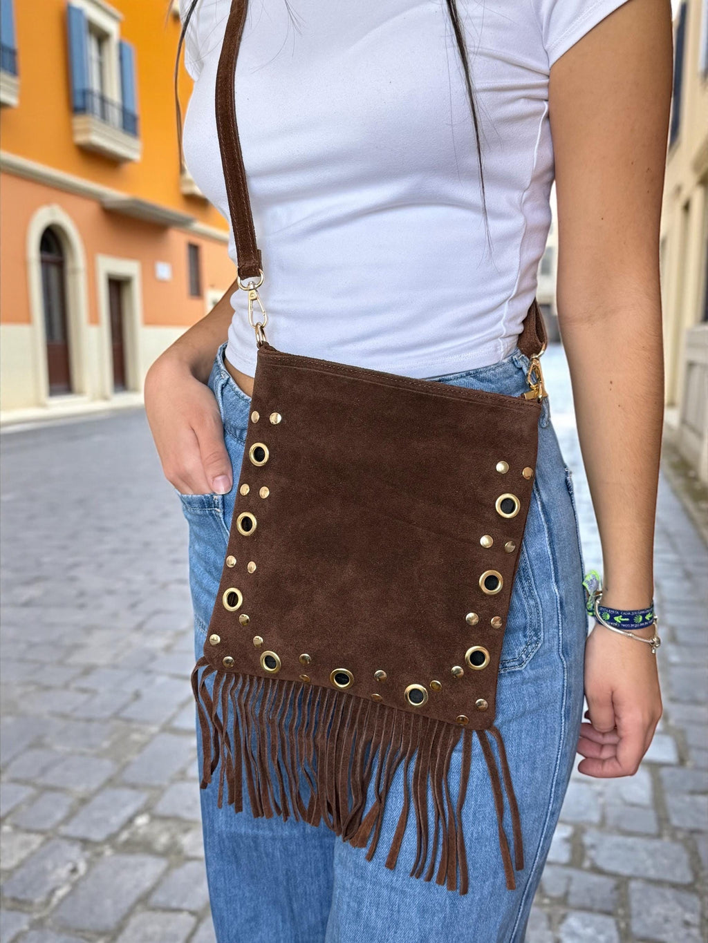 Bolso bandolera suave de ante con flecos y ojales dorados estilo bohemio