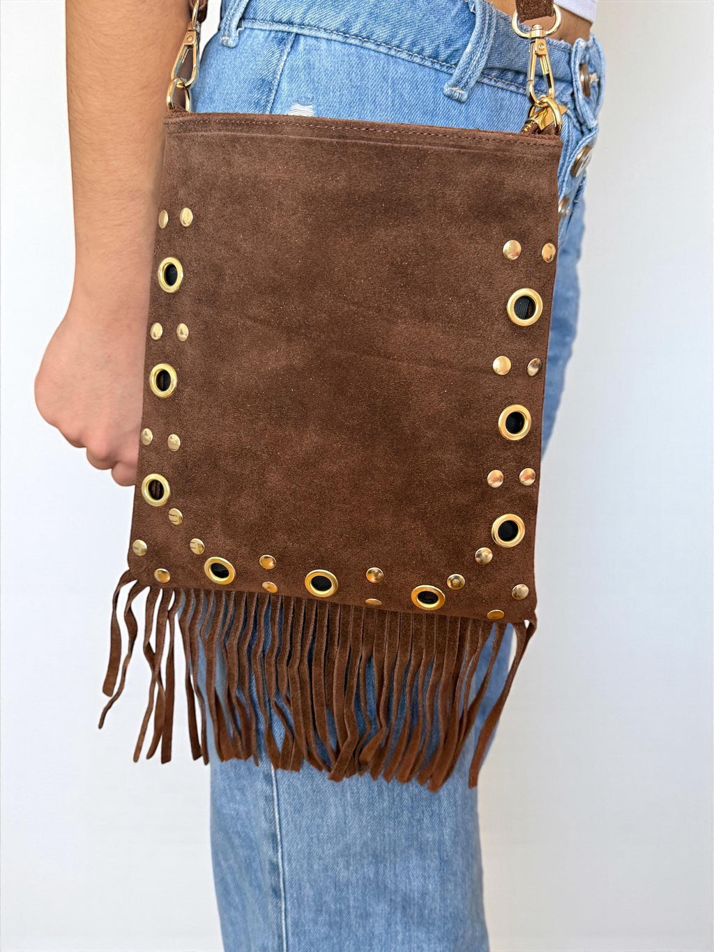 Bolso bandolera suave de ante con flecos y ojales dorados estilo bohemio