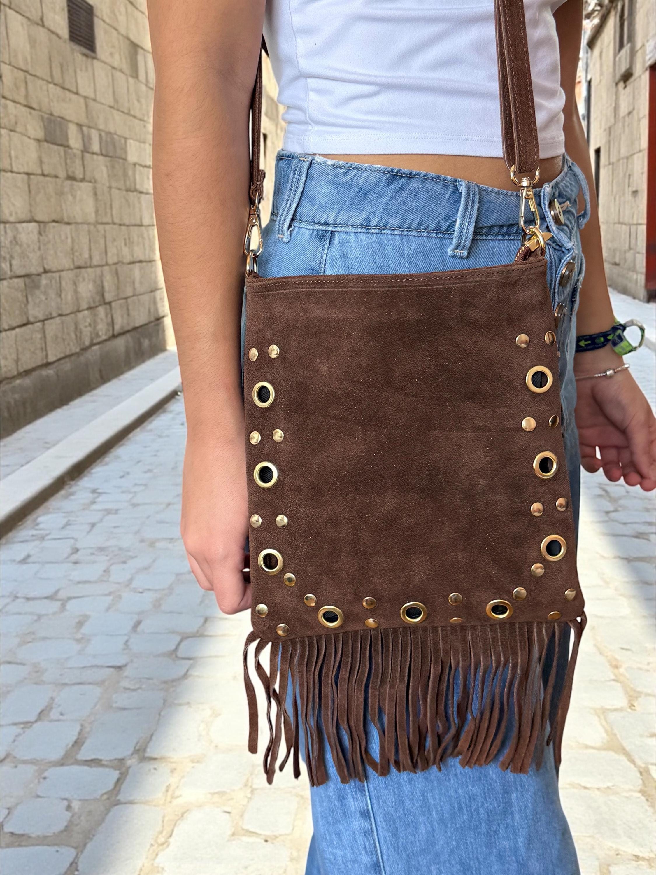 Bolso bandolera suave de ante con flecos y ojales dorados estilo bohemio