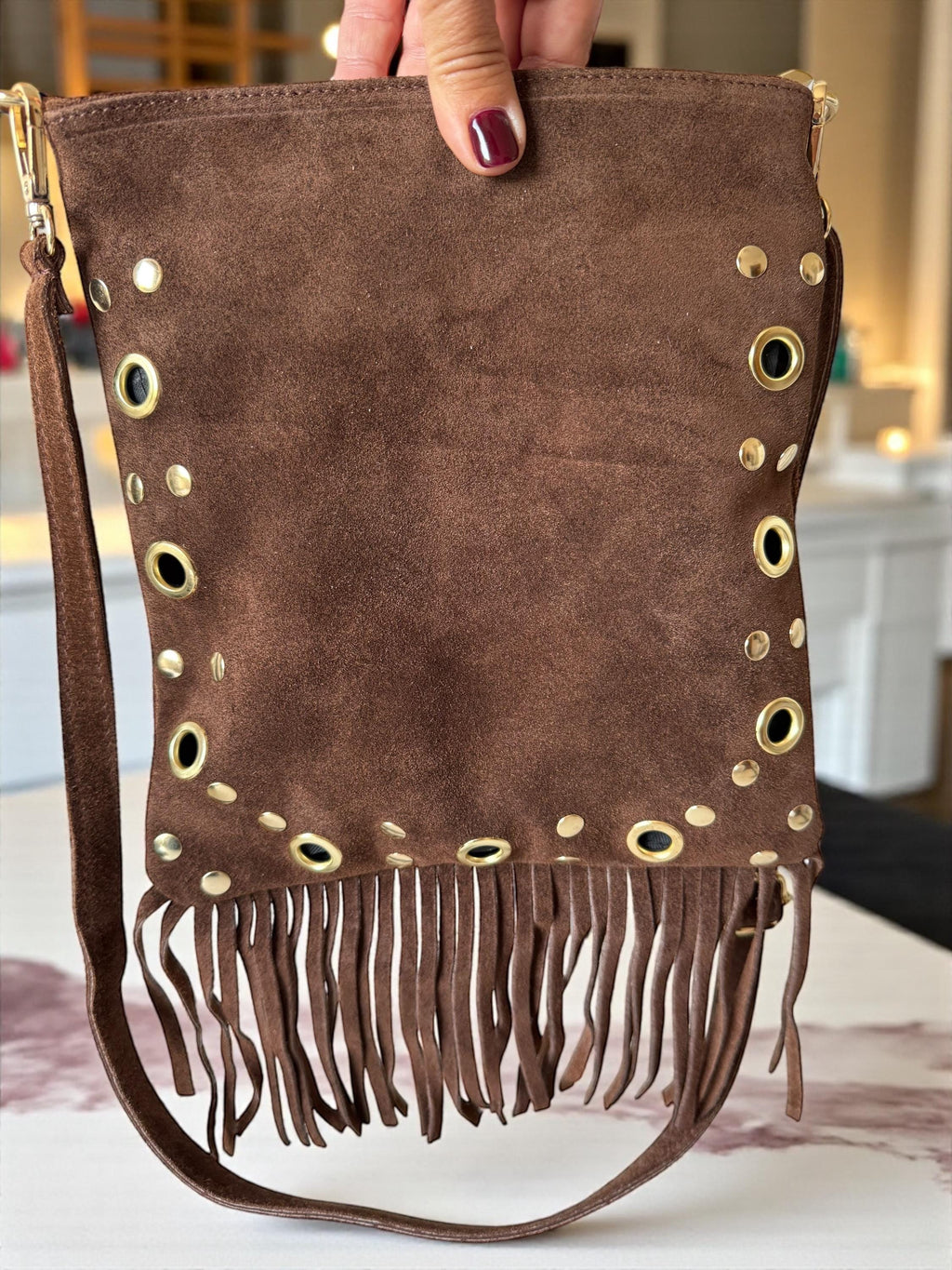 Bolso bandolera suave de ante con flecos y ojales dorados estilo bohemio