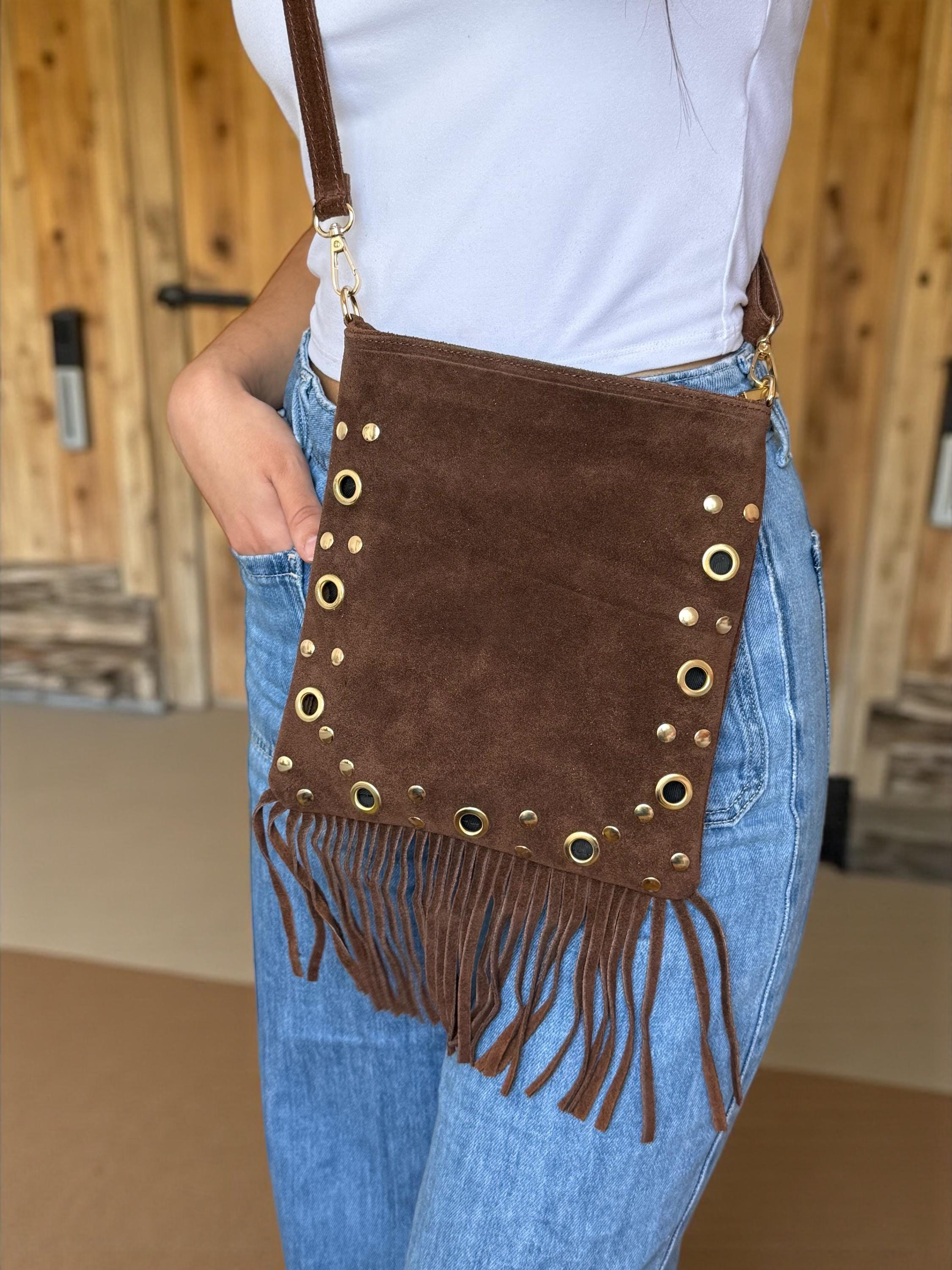 Bolso bandolera suave de ante con flecos y ojales dorados estilo bohemio