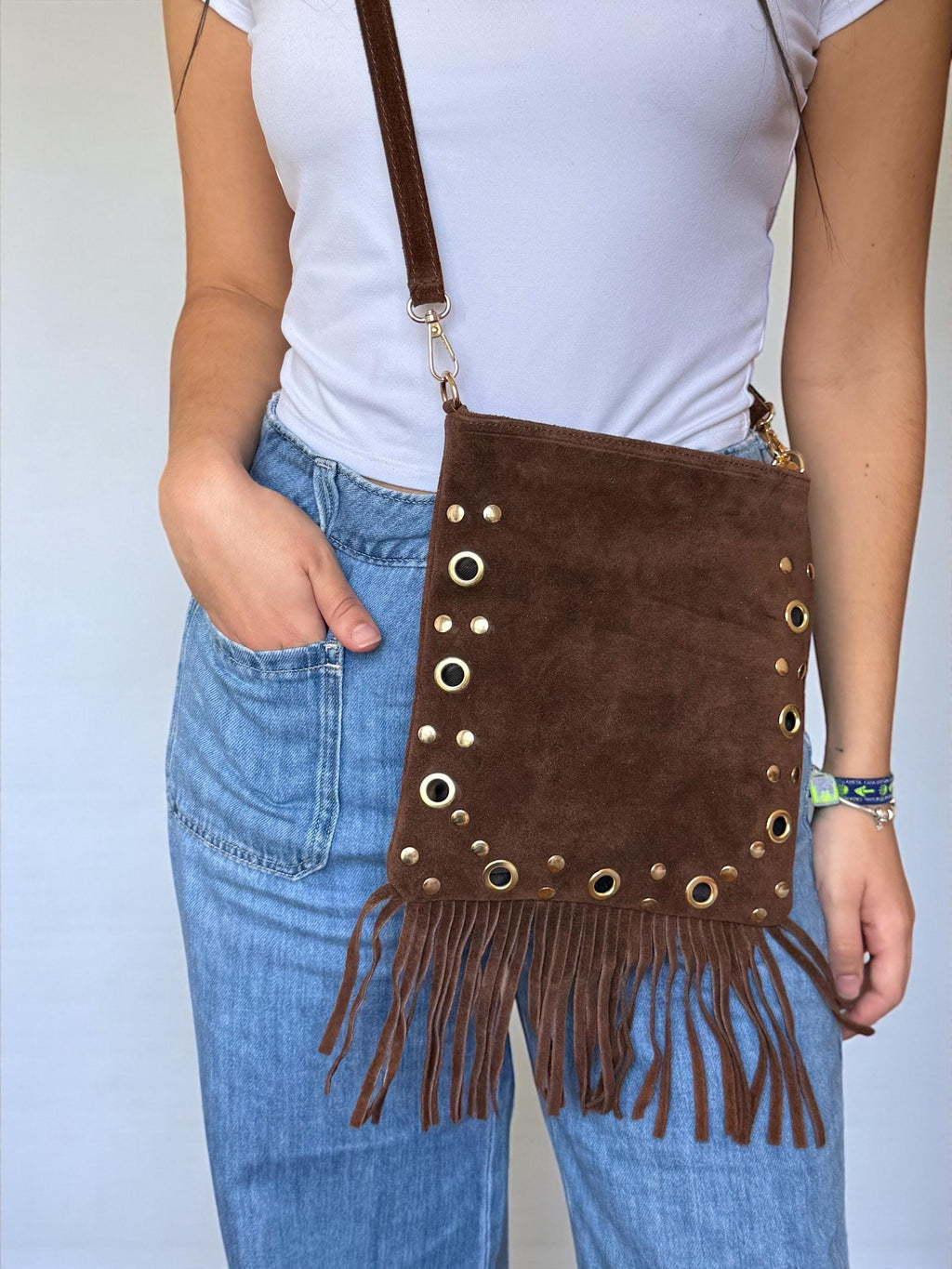 Bolso bandolera suave de ante con flecos y ojales dorados estilo bohemio