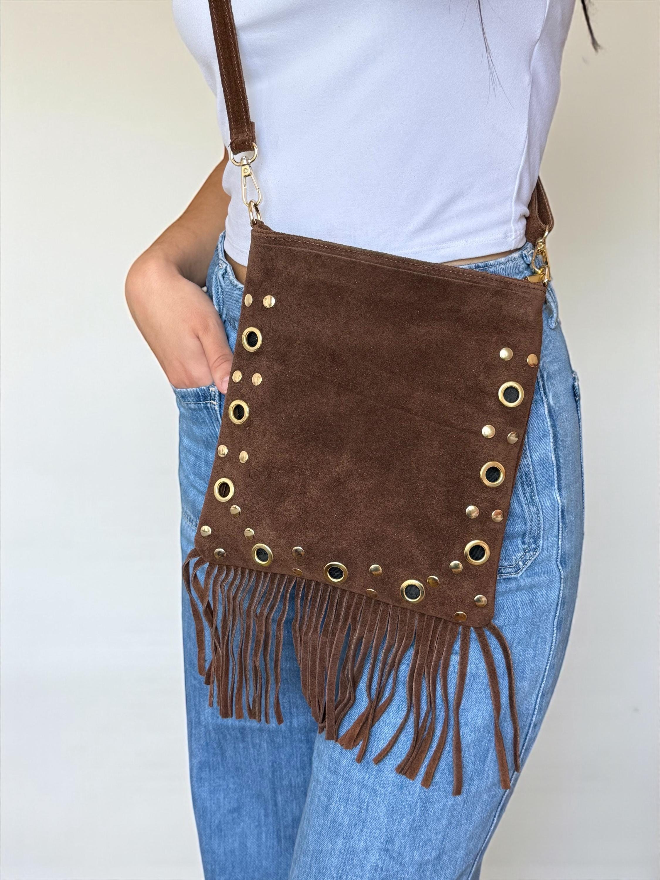 Bolso bandolera suave de ante con flecos y ojales dorados estilo bohemio
