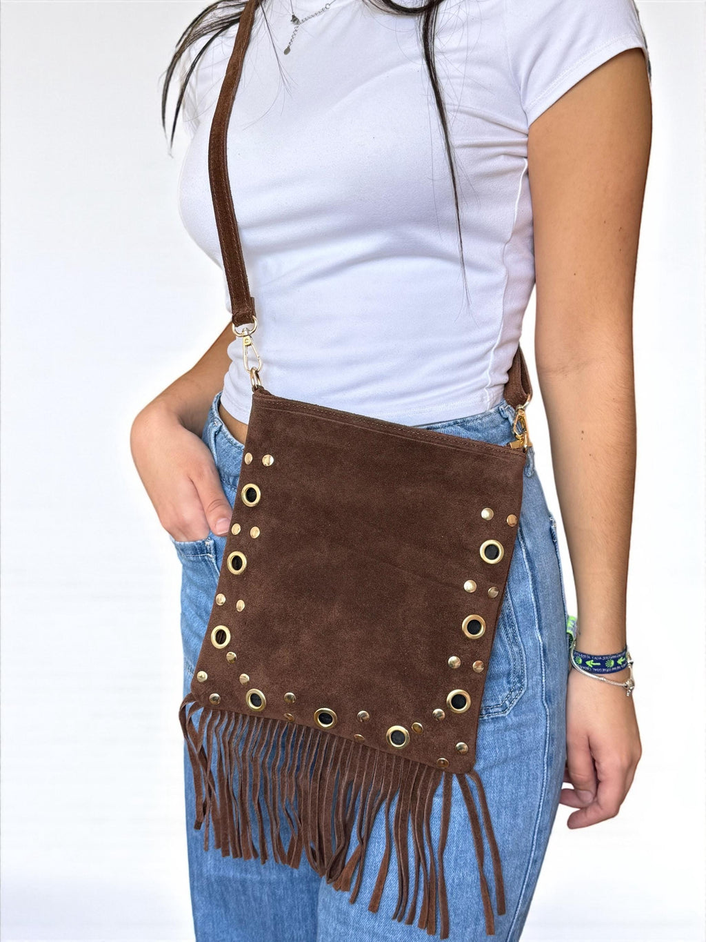 Bolso bandolera suave de ante con flecos y ojales dorados estilo bohemio