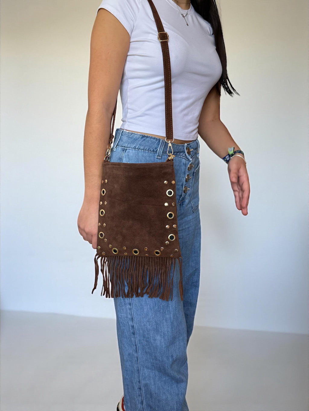 Bolso bandolera suave de ante con flecos y ojales dorados estilo bohemio