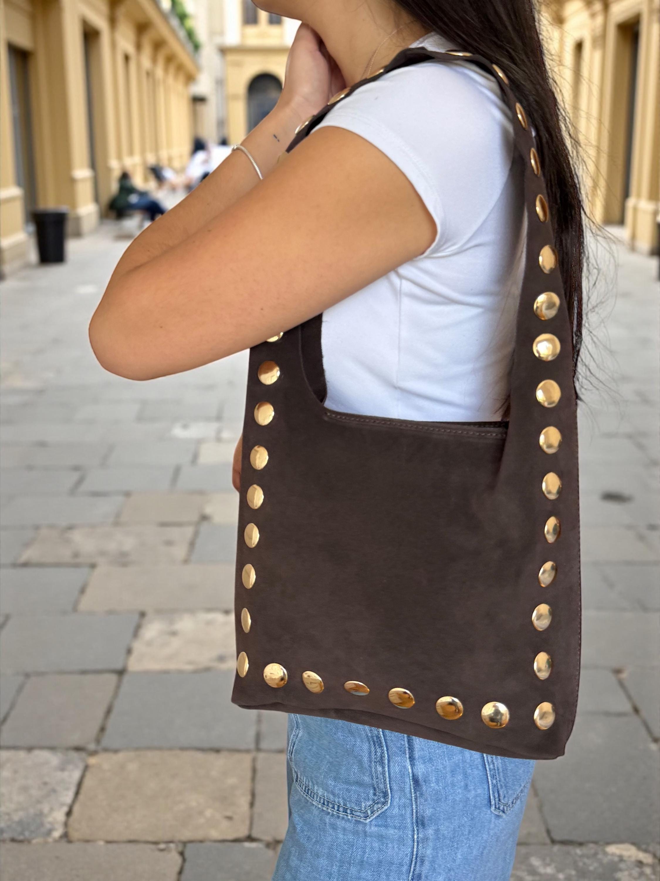 Bolso tote de gamuza ultra suave y flexible con tachuelas en el hombro