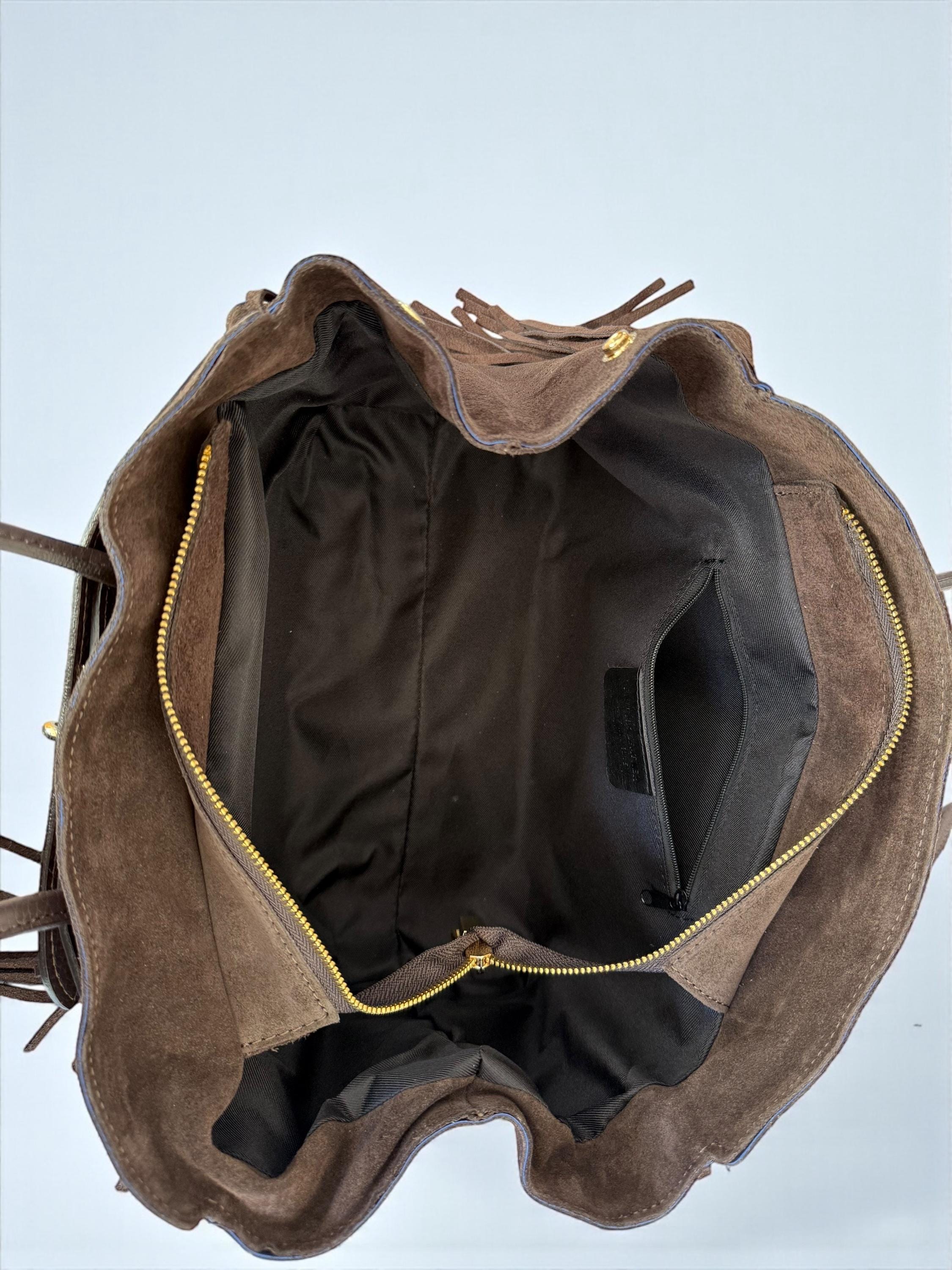 Bolso de hombro grande de ante marrón oscuro con flecos