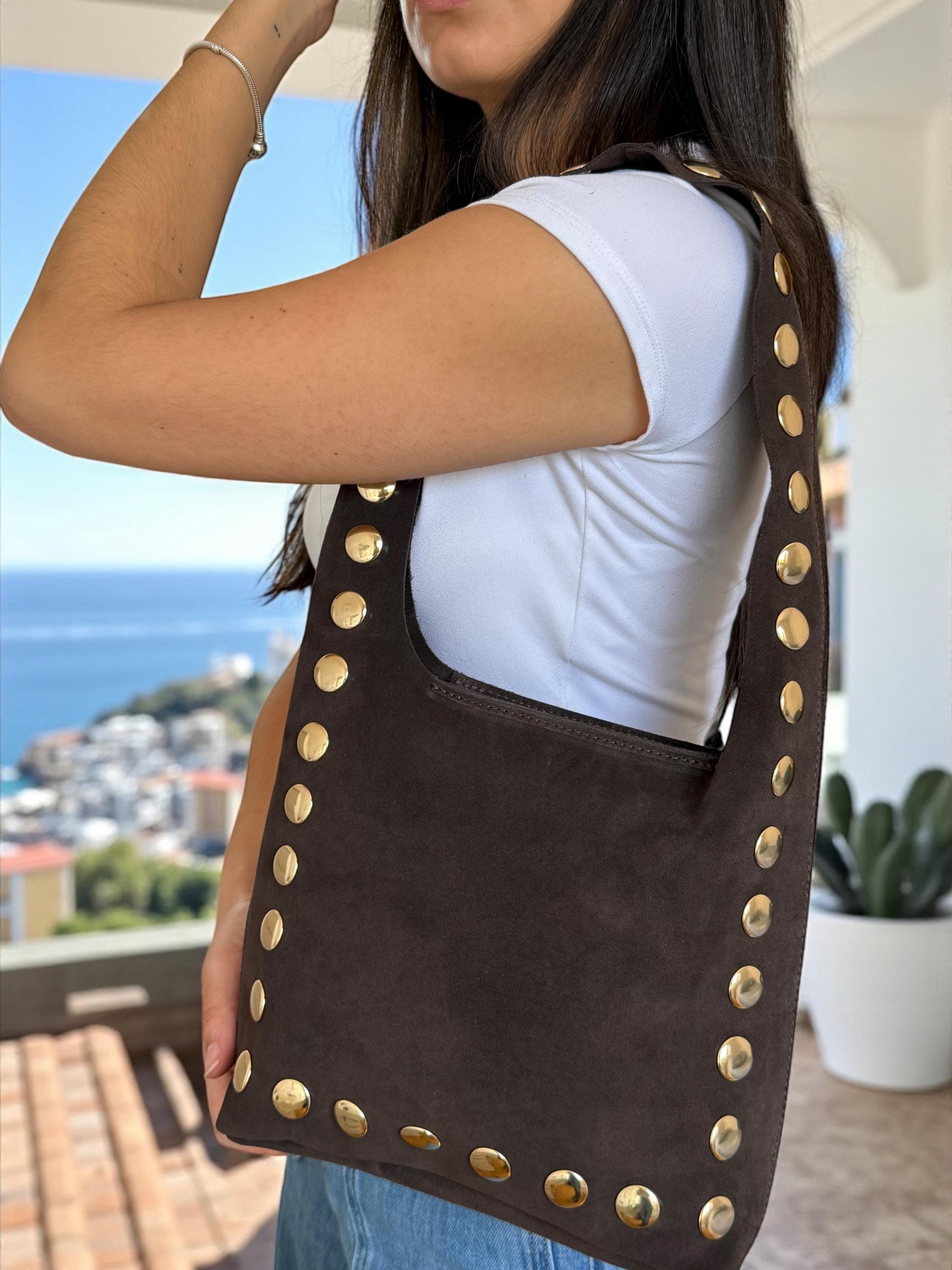 Bolso tote de gamuza ultra suave y flexible con tachuelas en el hombro