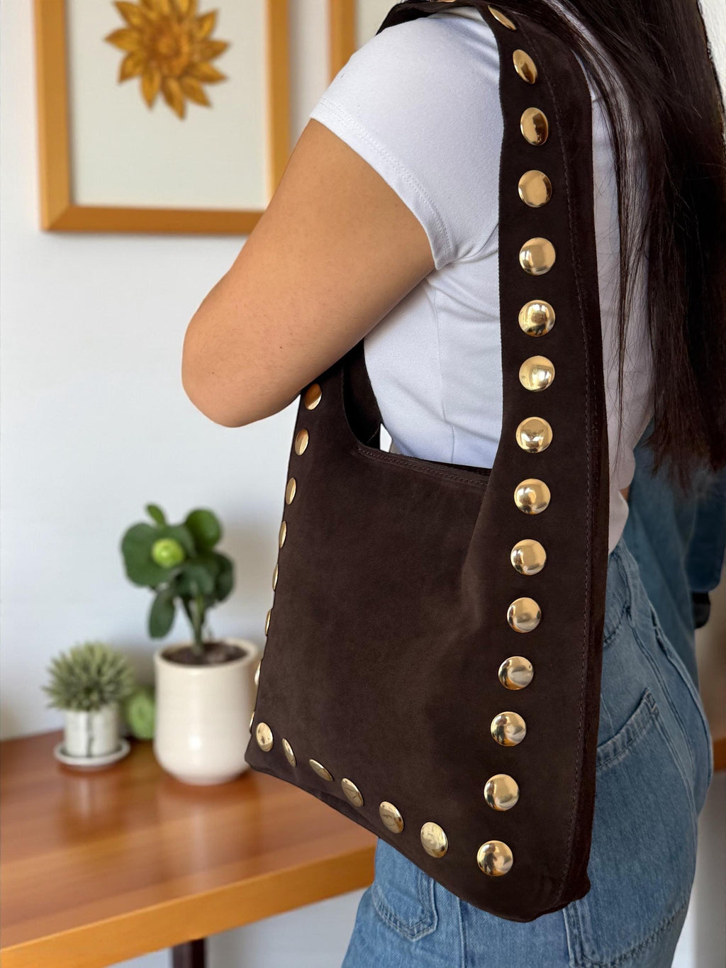 Bolso tote de gamuza ultra suave y flexible con tachuelas en el hombro