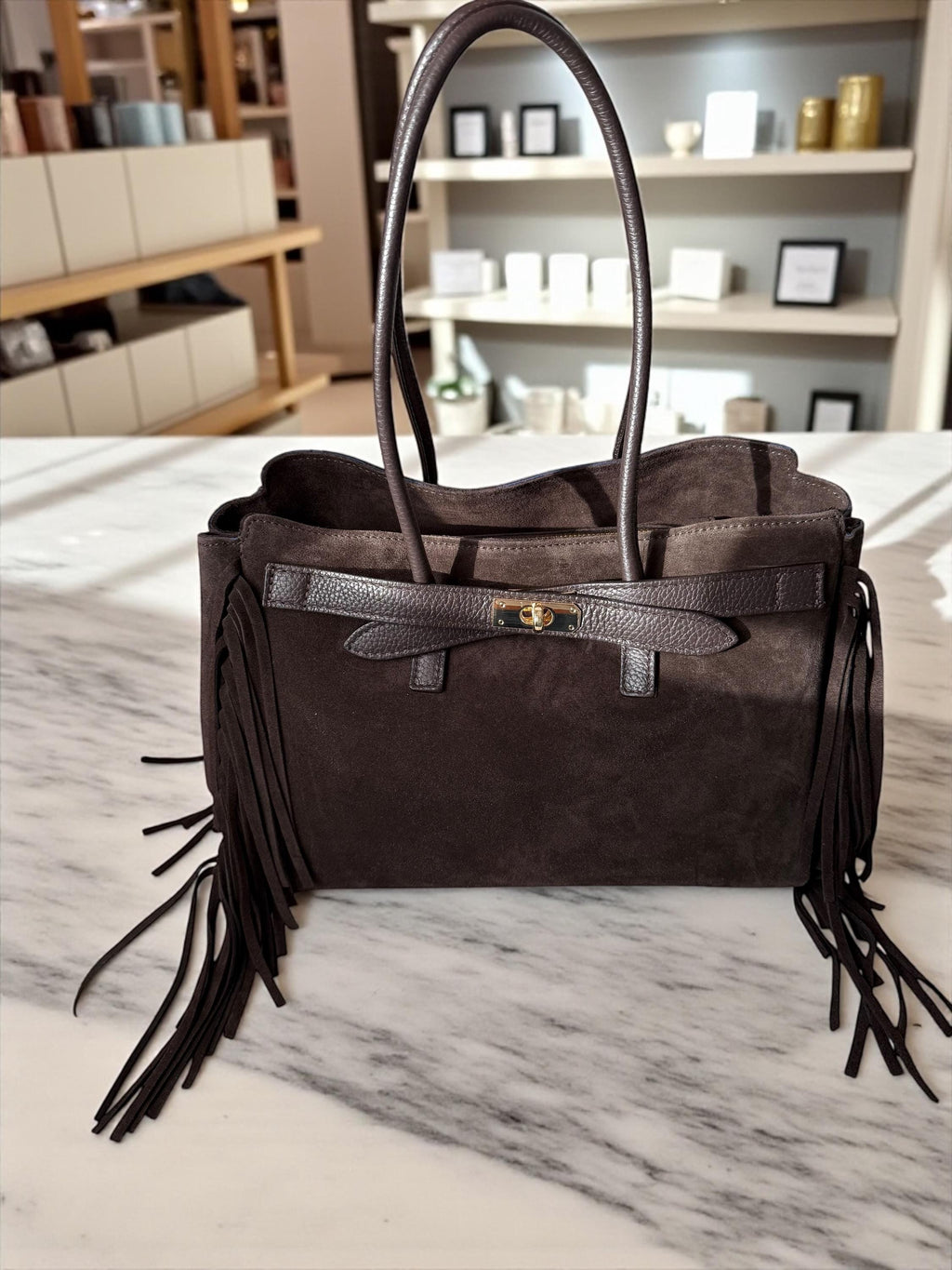 Bolso de hombro grande de ante marrón oscuro con flecos